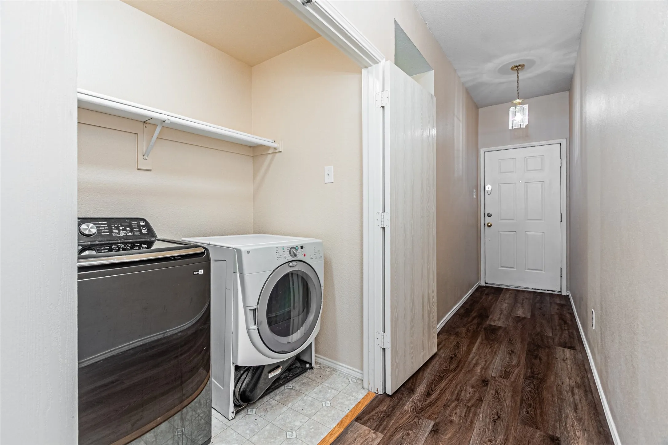 Single Family Residence For Sale in Ellis County , 1214 Embercrest Drive, Midlothian, Texas 76065, 3 Bedroom, 2 Bathroom, 2 Garage spaces, 1,265 Sqft, built in 2002, mls#21401122, Real Estate Agent in Midlothian, Homes For Sale in Ellis county, Homes For Sale in Midlothian, Realtor in Midlothian Texas, Real Estate Brokerage Independent Realty Texas, Luminita Cordes Realtor