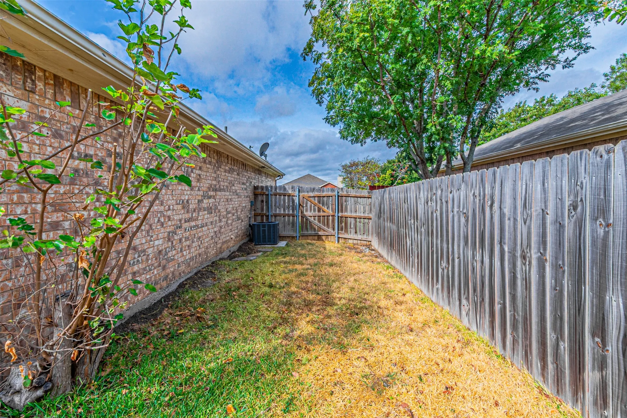 Single Family Residence For Sale in Ellis County , 1214 Embercrest Drive, Midlothian, Texas 76065, 3 Bedroom, 2 Bathroom, 2 Garage spaces, 1,265 Sqft, built in 2002, mls#21401122, Real Estate Agent in Midlothian, Homes For Sale in Ellis county, Homes For Sale in Midlothian, Realtor in Midlothian Texas, Real Estate Brokerage Independent Realty Texas, Luminita Cordes Realtor