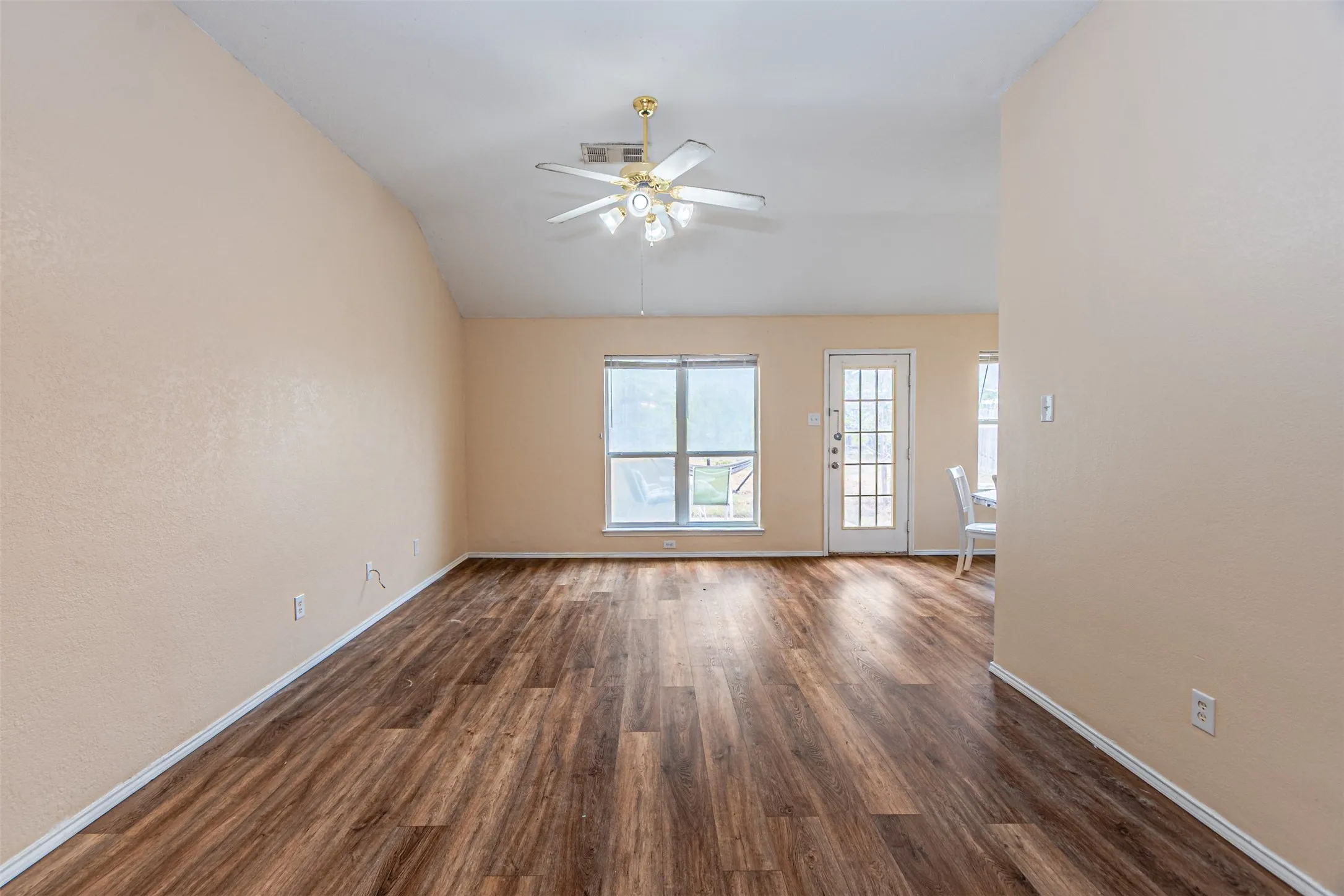 Single Family Residence For Sale in Ellis County , 1214 Embercrest Drive, Midlothian, Texas 76065, 3 Bedroom, 2 Bathroom, 2 Garage spaces, 1,265 Sqft, built in 2002, mls#21401122, Real Estate Agent in Midlothian, Homes For Sale in Ellis county, Homes For Sale in Midlothian, Realtor in Midlothian Texas, Real Estate Brokerage Independent Realty Texas, Luminita Cordes Realtor
