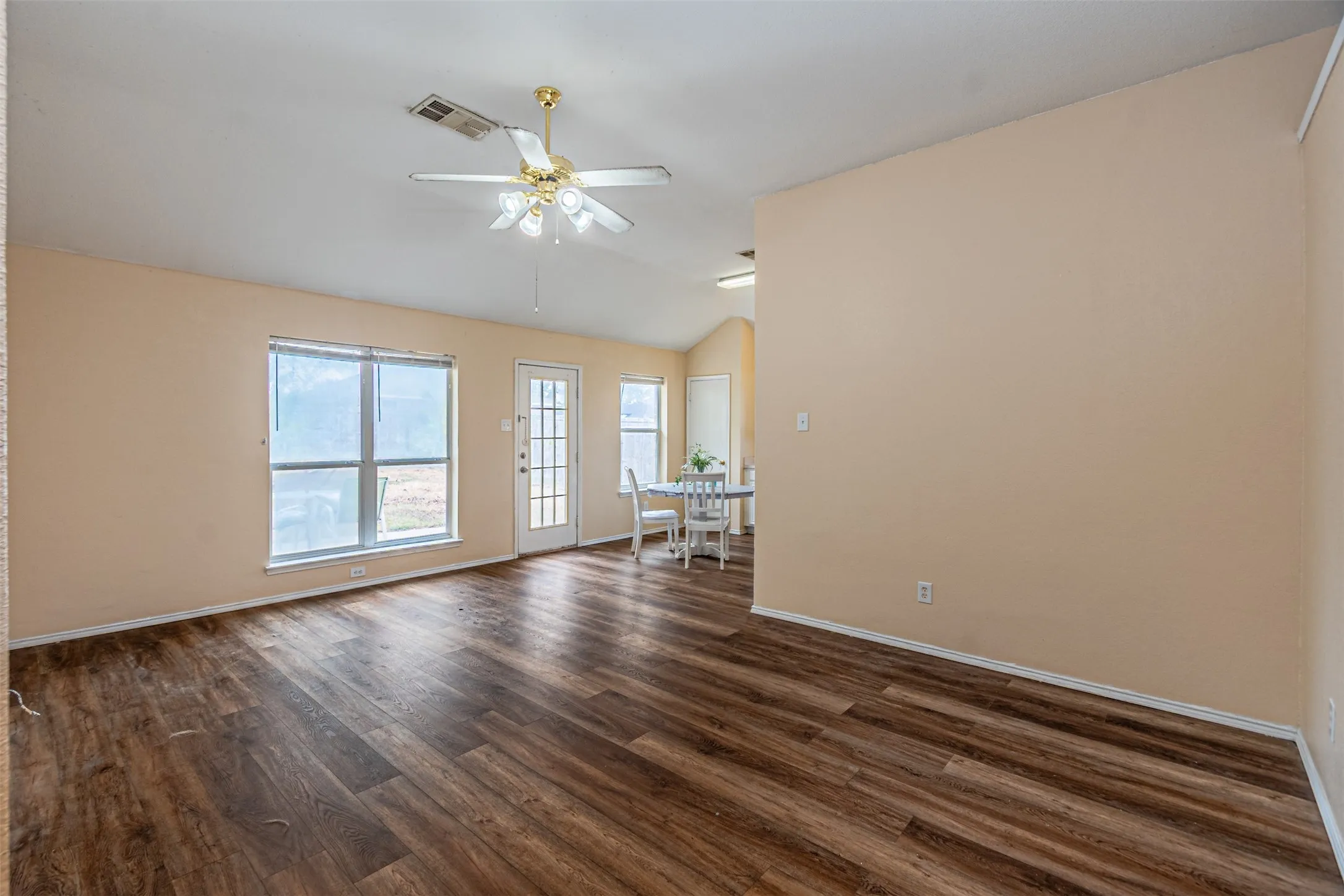 Single Family Residence For Sale in Ellis County , 1214 Embercrest Drive, Midlothian, Texas 76065, 3 Bedroom, 2 Bathroom, 2 Garage spaces, 1,265 Sqft, built in 2002, mls#21401122, Real Estate Agent in Midlothian, Homes For Sale in Ellis county, Homes For Sale in Midlothian, Realtor in Midlothian Texas, Real Estate Brokerage Independent Realty Texas, Luminita Cordes Realtor