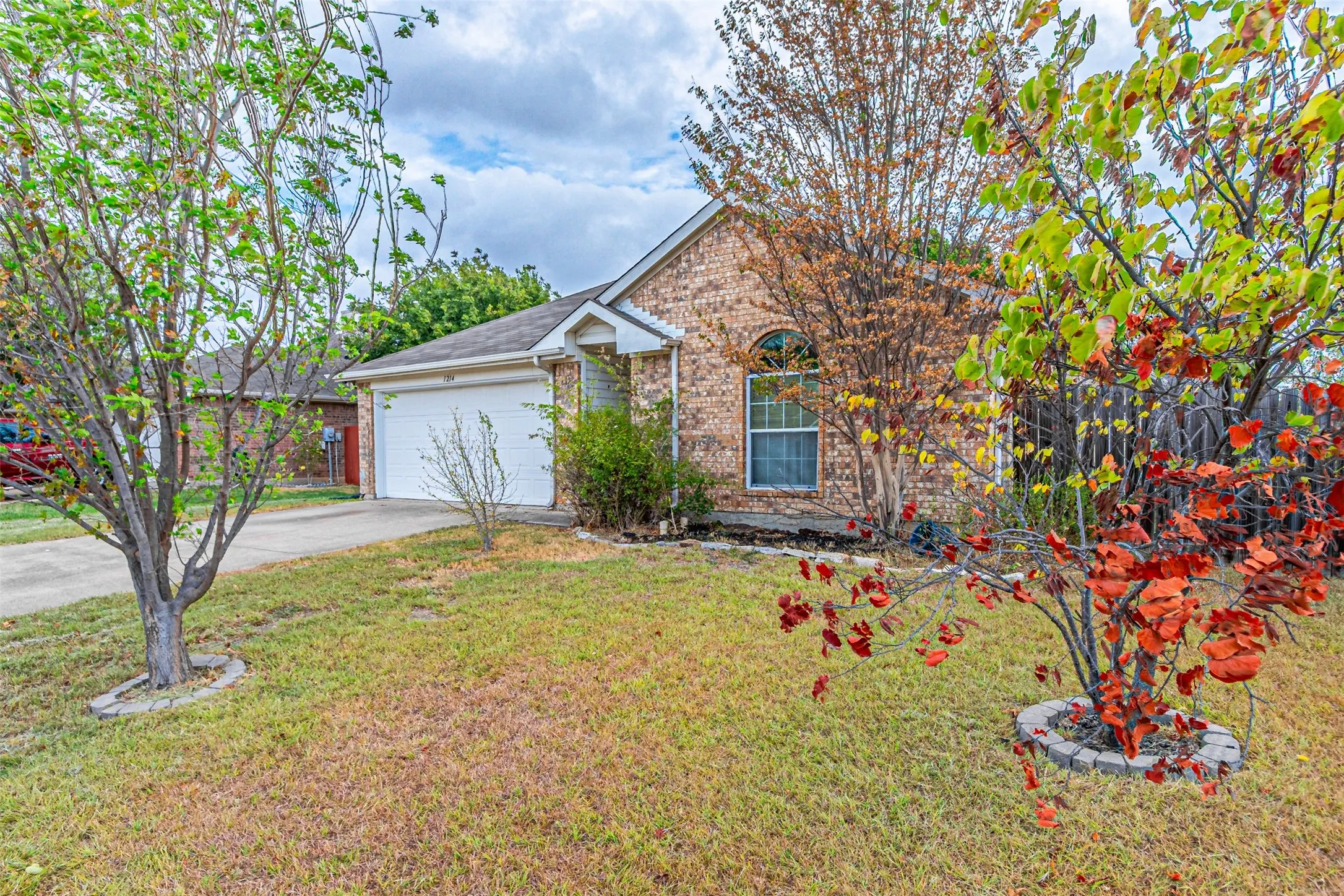 Single Family Residence For Sale in Ellis County , 1214 Embercrest Drive, Midlothian, Texas 76065, 3 Bedroom, 2 Bathroom, 2 Garage spaces, 1,265 Sqft, built in 2002, mls#21401122, Real Estate Agent in Midlothian, Homes For Sale in Ellis county, Homes For Sale in Midlothian, Realtor in Midlothian Texas, Real Estate Brokerage Independent Realty Texas, Luminita Cordes Realtor
