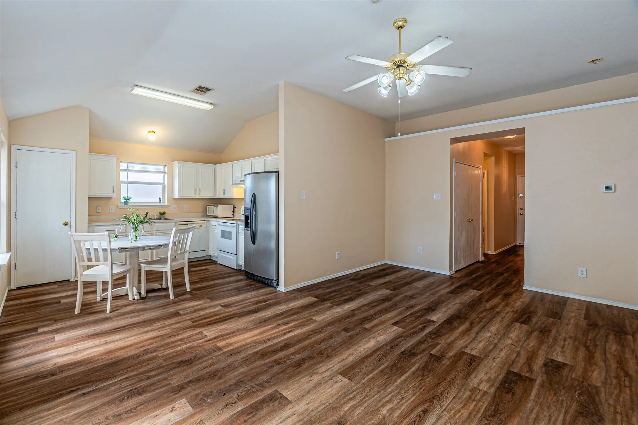 Single Family Residence For Sale in Ellis County , 1214 Embercrest Drive, Midlothian, Texas 76065, 3 Bedroom, 2 Bathroom, 2 Garage spaces, 1,265 Sqft, built in 2002, mls#21401122, Real Estate Agent in Midlothian, Homes For Sale in Ellis county, Homes For Sale in Midlothian, Realtor in Midlothian Texas, Real Estate Brokerage Independent Realty Texas, Luminita Cordes Realtor