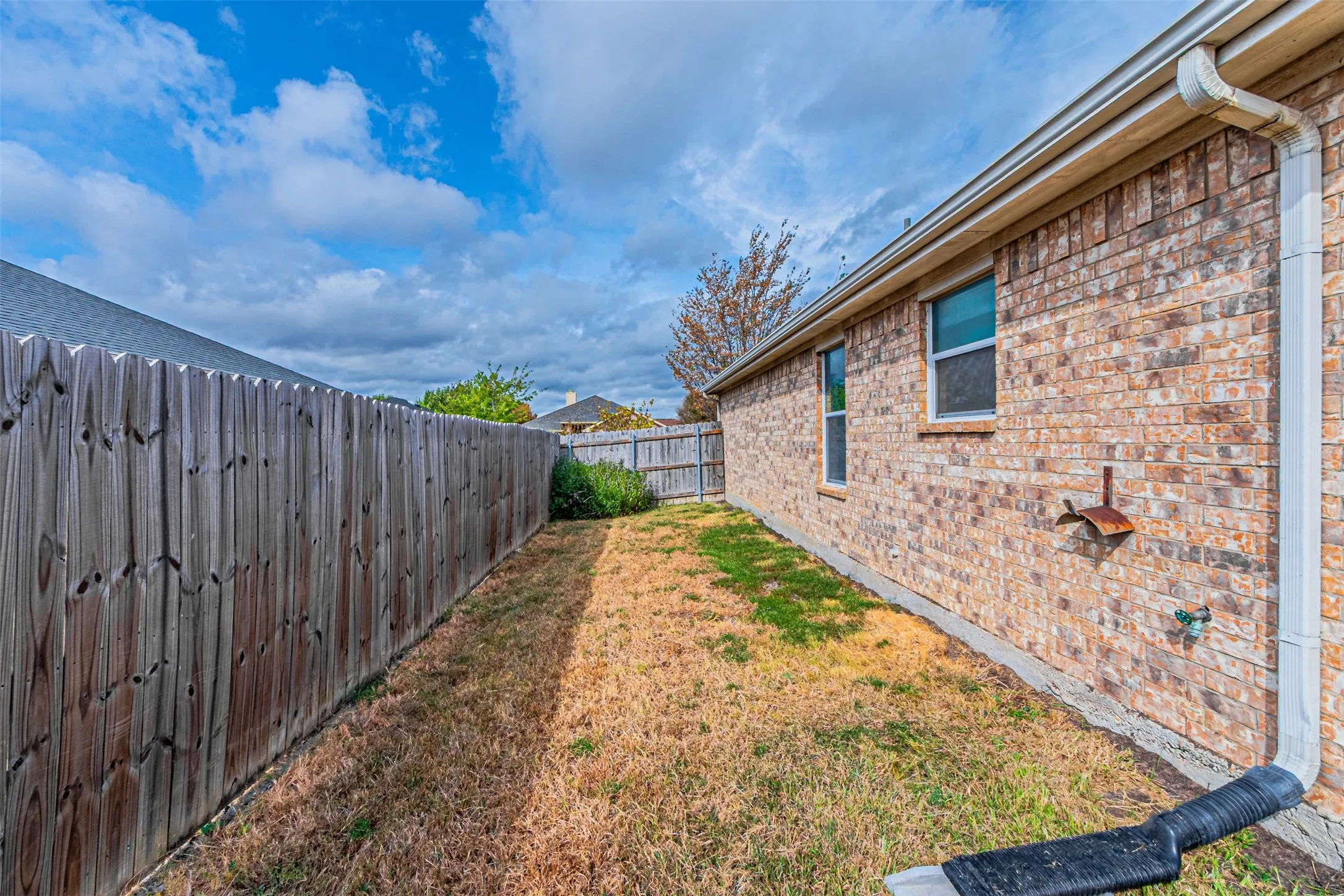 Single Family Residence For Sale in Ellis County , 1214 Embercrest Drive, Midlothian, Texas 76065, 3 Bedroom, 2 Bathroom, 2 Garage spaces, 1,265 Sqft, built in 2002, mls#21401122, Real Estate Agent in Midlothian, Homes For Sale in Ellis county, Homes For Sale in Midlothian, Realtor in Midlothian Texas, Real Estate Brokerage Independent Realty Texas, Luminita Cordes Realtor