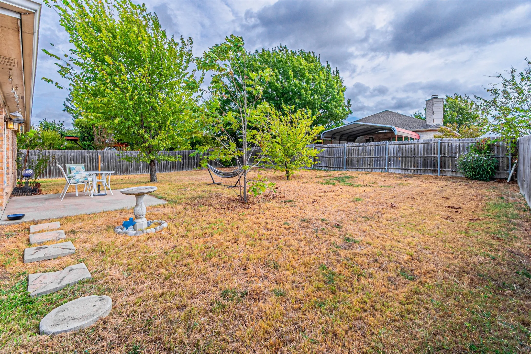 Single Family Residence For Sale in Ellis County , 1214 Embercrest Drive, Midlothian, Texas 76065, 3 Bedroom, 2 Bathroom, 2 Garage spaces, 1,265 Sqft, built in 2002, mls#21401122, Real Estate Agent in Midlothian, Homes For Sale in Ellis county, Homes For Sale in Midlothian, Realtor in Midlothian Texas, Real Estate Brokerage Independent Realty Texas, Luminita Cordes Realtor