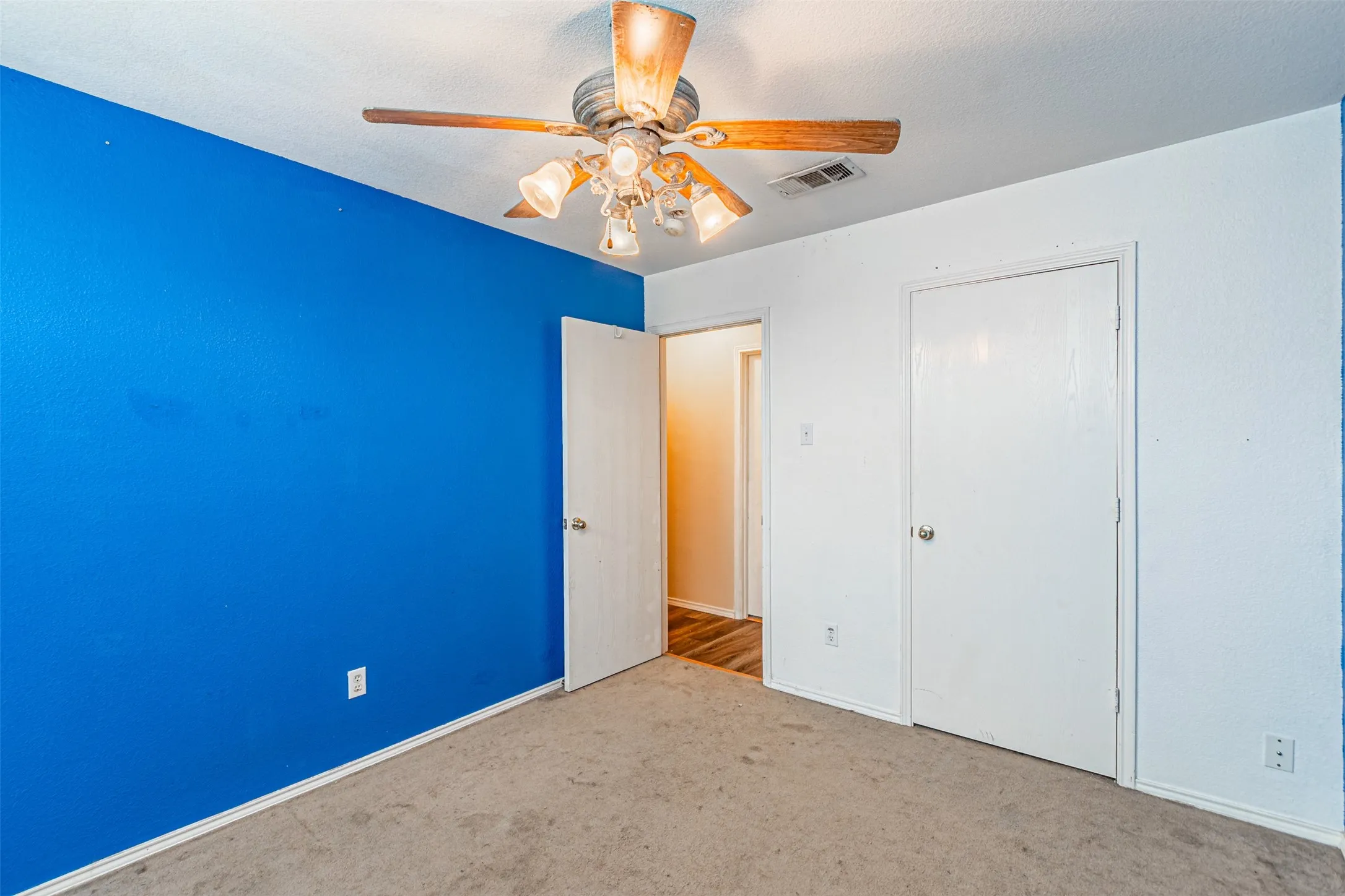 Single Family Residence For Sale in Ellis County , 1214 Embercrest Drive, Midlothian, Texas 76065, 3 Bedroom, 2 Bathroom, 2 Garage spaces, 1,265 Sqft, built in 2002, mls#21401122, Real Estate Agent in Midlothian, Homes For Sale in Ellis county, Homes For Sale in Midlothian, Realtor in Midlothian Texas, Real Estate Brokerage Independent Realty Texas, Luminita Cordes Realtor