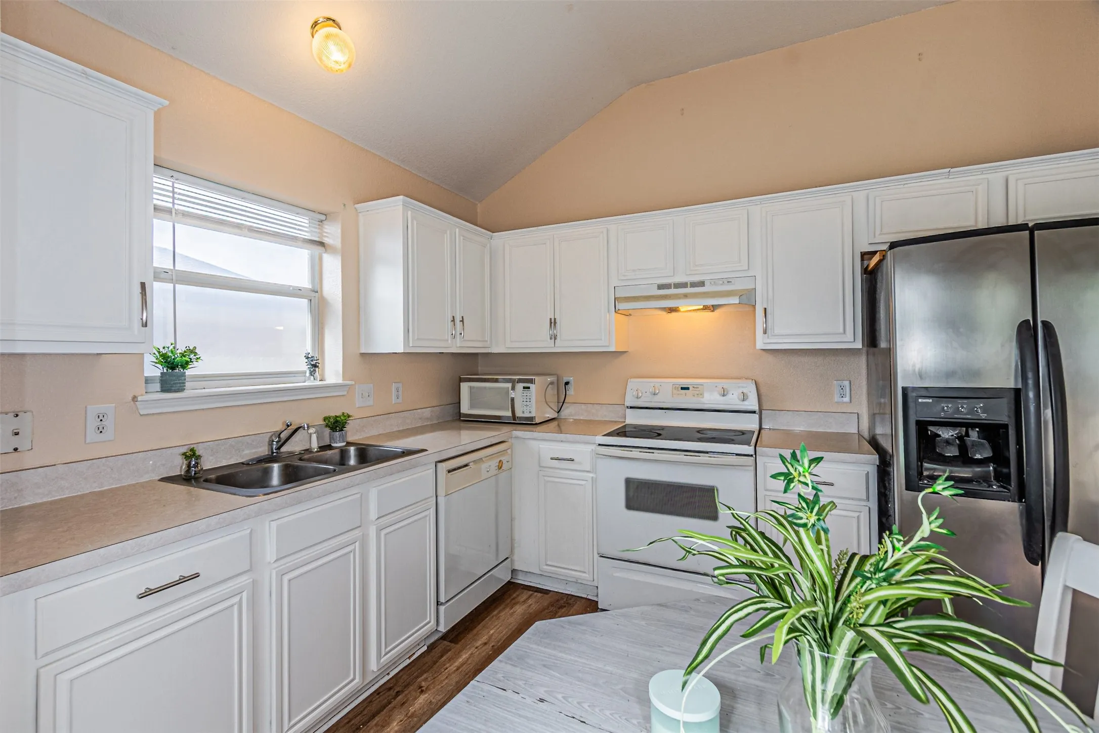 Single Family Residence For Sale in Ellis County , 1214 Embercrest Drive, Midlothian, Texas 76065, 3 Bedroom, 2 Bathroom, 2 Garage spaces, 1,265 Sqft, built in 2002, mls#21401122, Real Estate Agent in Midlothian, Homes For Sale in Ellis county, Homes For Sale in Midlothian, Realtor in Midlothian Texas, Real Estate Brokerage Independent Realty Texas, Luminita Cordes Realtor