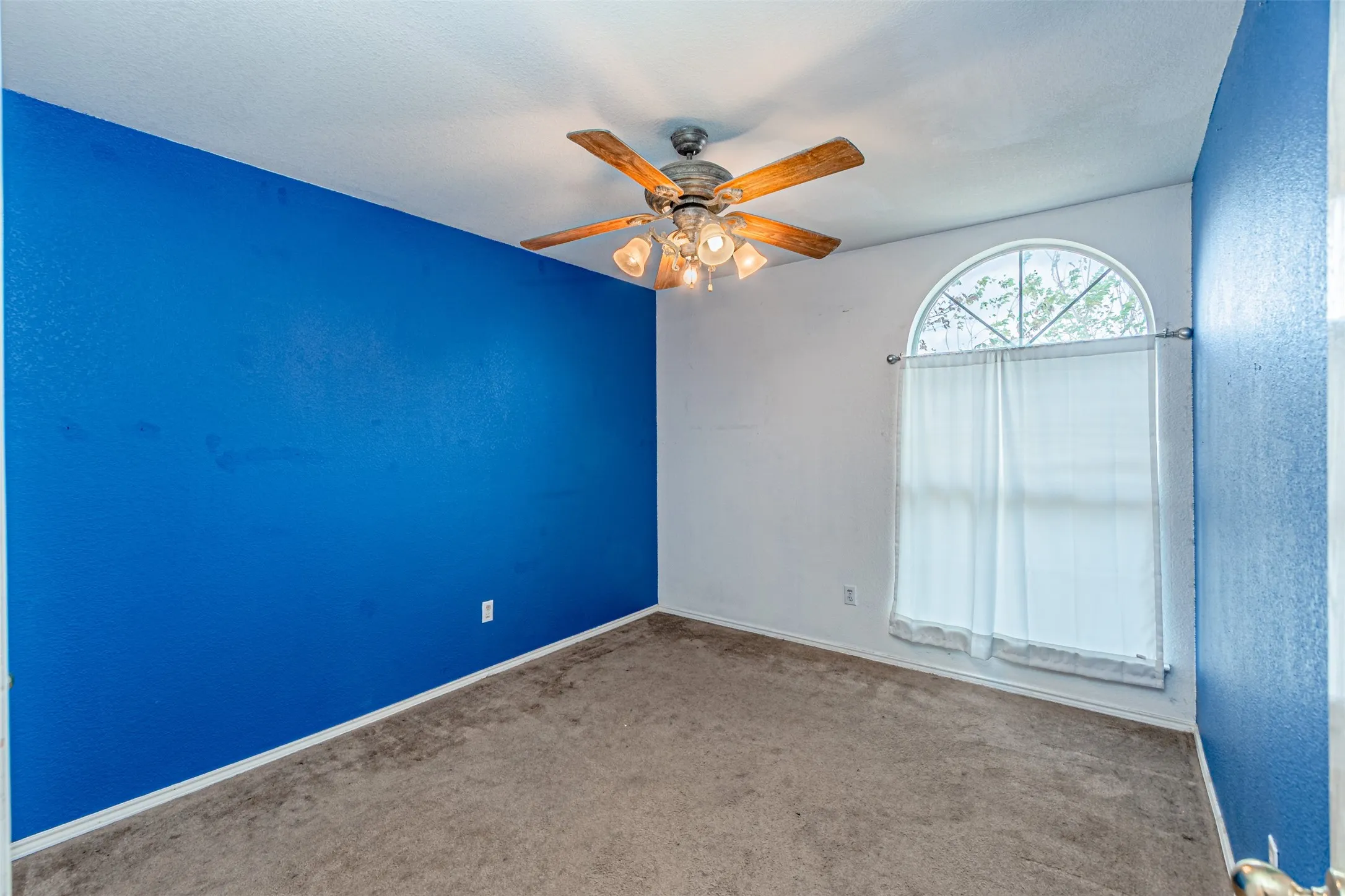 Single Family Residence For Sale in Ellis County , 1214 Embercrest Drive, Midlothian, Texas 76065, 3 Bedroom, 2 Bathroom, 2 Garage spaces, 1,265 Sqft, built in 2002, mls#21401122, Real Estate Agent in Midlothian, Homes For Sale in Ellis county, Homes For Sale in Midlothian, Realtor in Midlothian Texas, Real Estate Brokerage Independent Realty Texas, Luminita Cordes Realtor