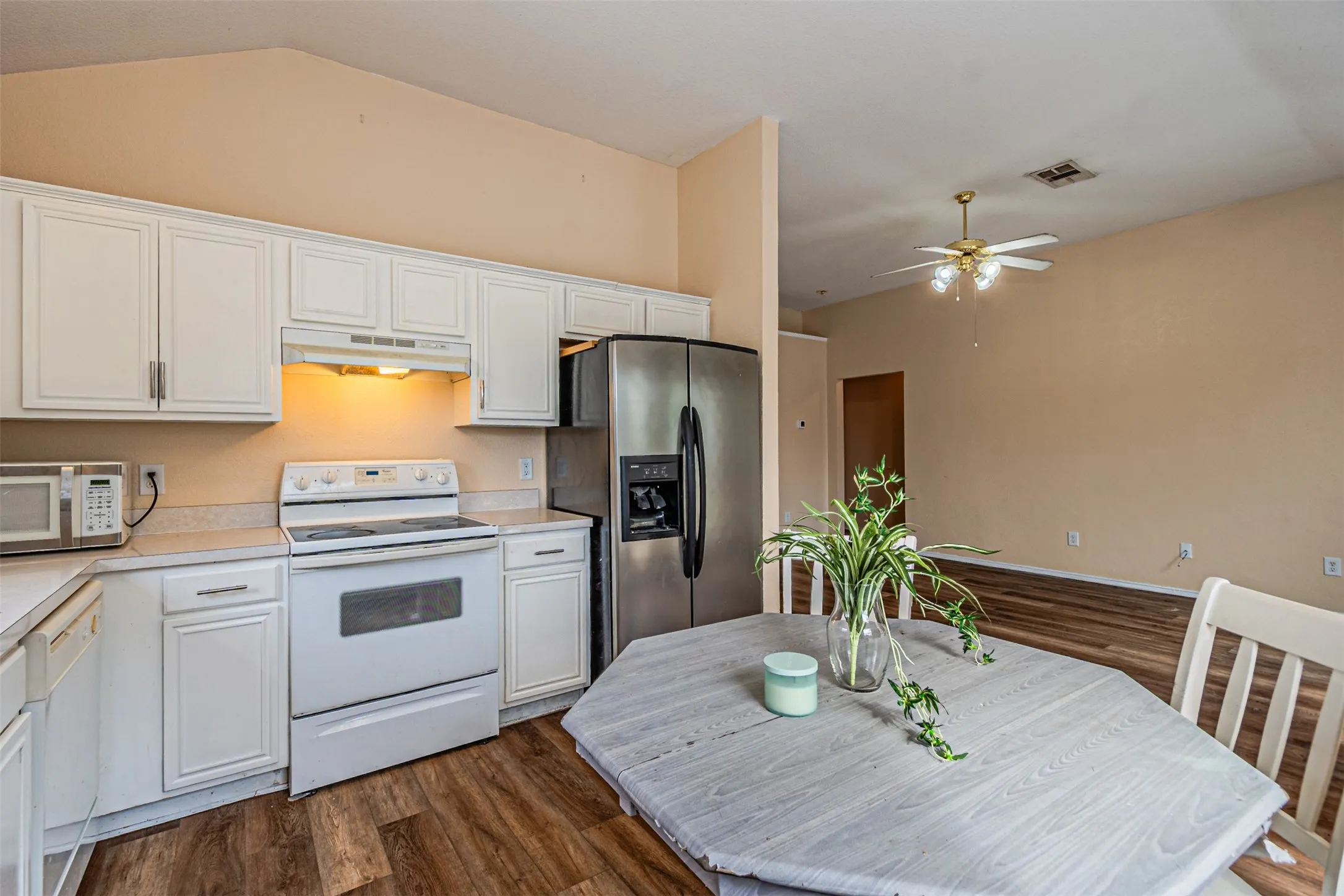 Single Family Residence For Sale in Ellis County , 1214 Embercrest Drive, Midlothian, Texas 76065, 3 Bedroom, 2 Bathroom, 2 Garage spaces, 1,265 Sqft, built in 2002, mls#21401122, Real Estate Agent in Midlothian, Homes For Sale in Ellis county, Homes For Sale in Midlothian, Realtor in Midlothian Texas, Real Estate Brokerage Independent Realty Texas, Luminita Cordes Realtor
