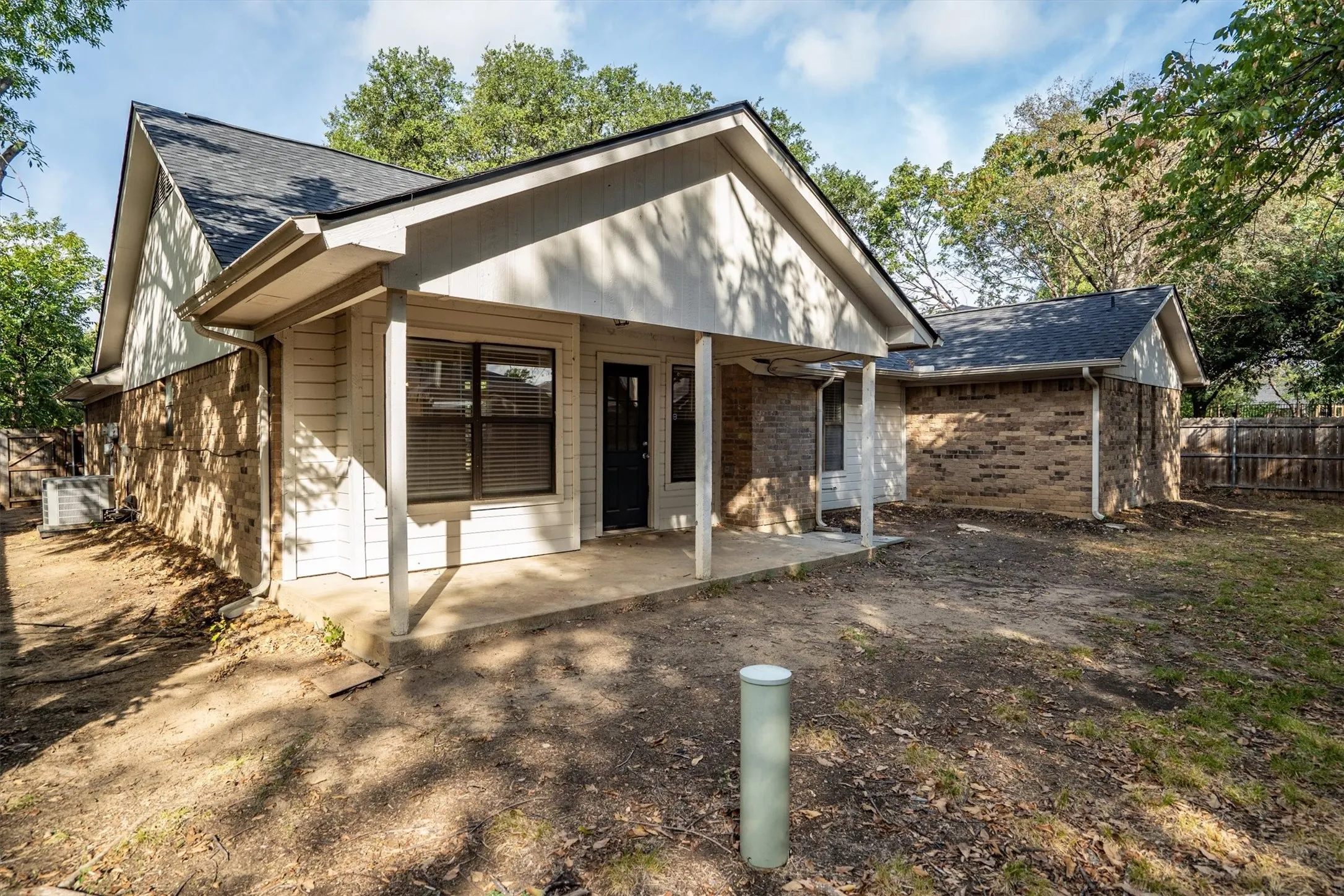 Single Family Residence For Sale in Tarrant County , 6836 Megan Lane, North Richland Hills, Texas 76182, 3 Bedroom, 2 Bathroom, 2 Garage spaces, 1,823 Sqft, built in 1985, mls#21399669, Real Estate Agent in North Richland Hills, Homes For Sale in Tarrant county, Homes For Sale in North Richland Hills, Realtor in North Richland Hills Texas, Real Estate Brokerage Independent Realty Texas, Luminita Cordes Realtor