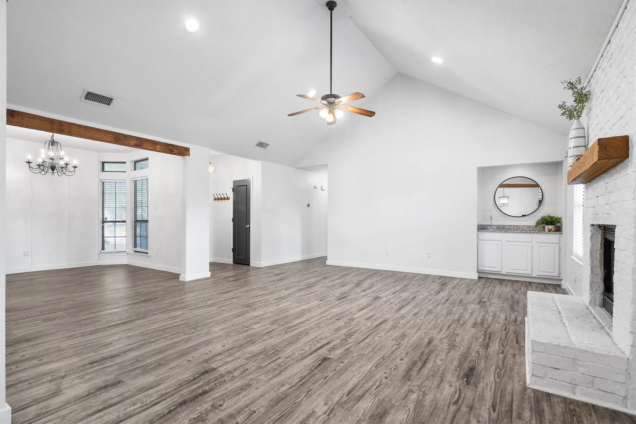 Single Family Residence For Sale in Tarrant County , 6836 Megan Lane, North Richland Hills, Texas 76182, 3 Bedroom, 2 Bathroom, 2 Garage spaces, 1,823 Sqft, built in 1985, mls#21399669, Real Estate Agent in North Richland Hills, Homes For Sale in Tarrant county, Homes For Sale in North Richland Hills, Realtor in North Richland Hills Texas, Real Estate Brokerage Independent Realty Texas, Luminita Cordes Realtor
