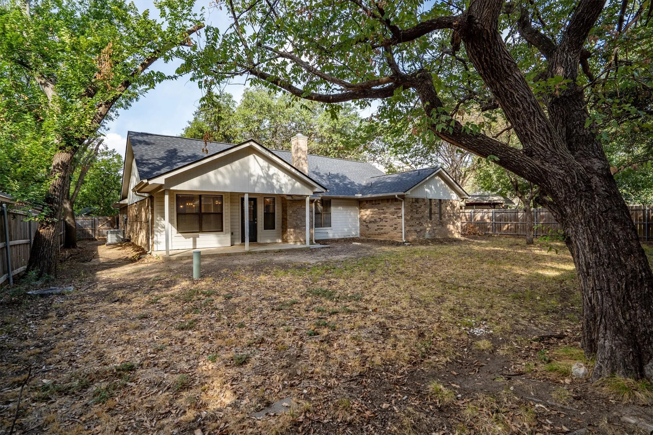 Single Family Residence For Sale in Tarrant County , 6836 Megan Lane, North Richland Hills, Texas 76182, 3 Bedroom, 2 Bathroom, 2 Garage spaces, 1,823 Sqft, built in 1985, mls#21399669, Real Estate Agent in North Richland Hills, Homes For Sale in Tarrant county, Homes For Sale in North Richland Hills, Realtor in North Richland Hills Texas, Real Estate Brokerage Independent Realty Texas, Luminita Cordes Realtor