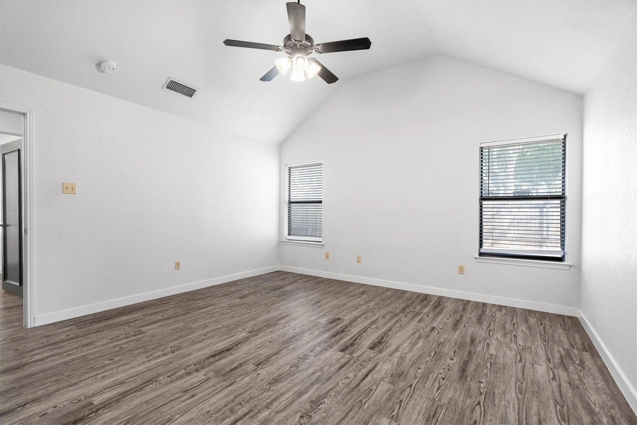 Single Family Residence For Sale in Tarrant County , 6836 Megan Lane, North Richland Hills, Texas 76182, 3 Bedroom, 2 Bathroom, 2 Garage spaces, 1,823 Sqft, built in 1985, mls#21399669, Real Estate Agent in North Richland Hills, Homes For Sale in Tarrant county, Homes For Sale in North Richland Hills, Realtor in North Richland Hills Texas, Real Estate Brokerage Independent Realty Texas, Luminita Cordes Realtor