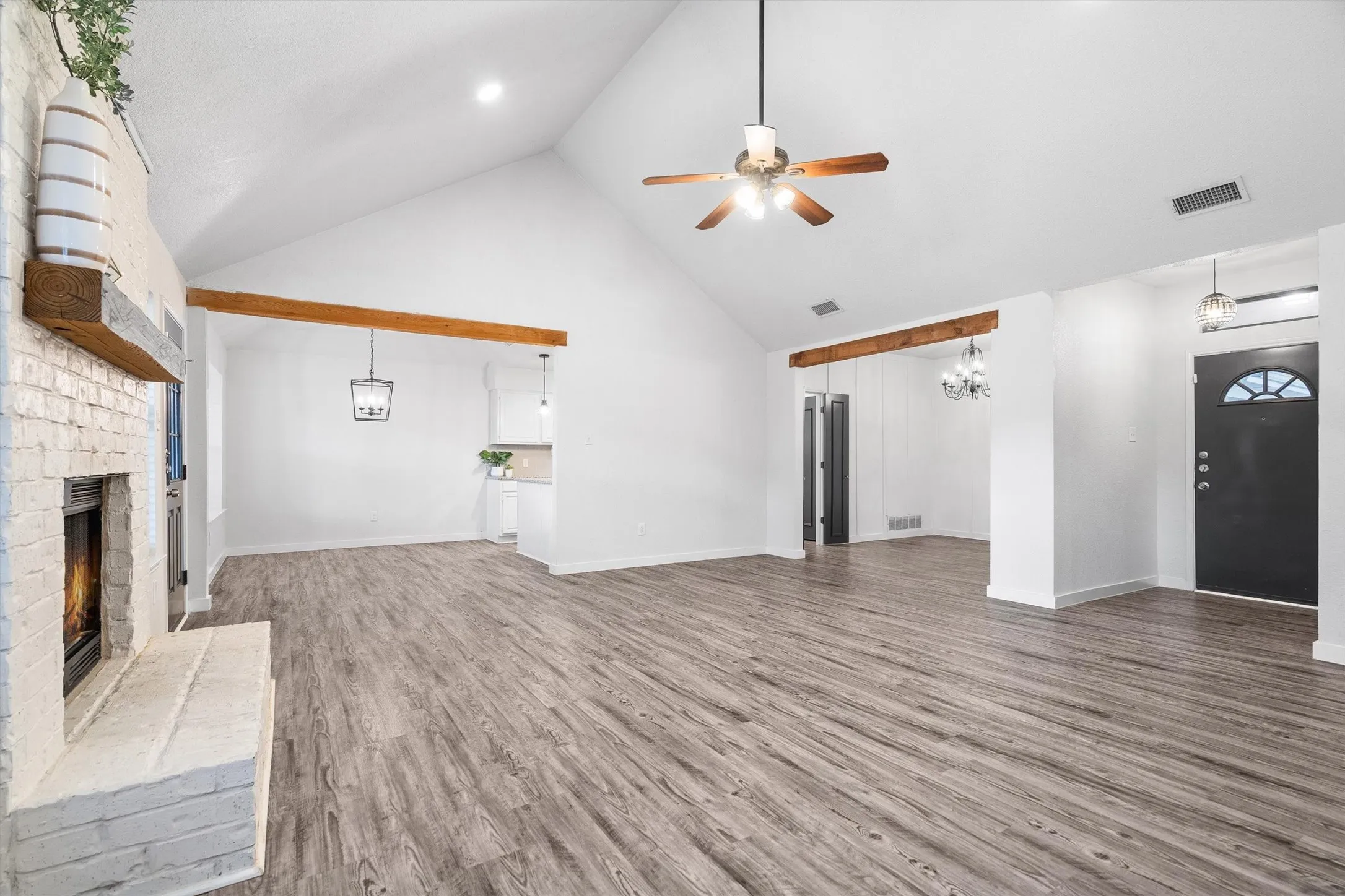 Single Family Residence For Sale in Tarrant County , 6836 Megan Lane, North Richland Hills, Texas 76182, 3 Bedroom, 2 Bathroom, 2 Garage spaces, 1,823 Sqft, built in 1985, mls#21399669, Real Estate Agent in North Richland Hills, Homes For Sale in Tarrant county, Homes For Sale in North Richland Hills, Realtor in North Richland Hills Texas, Real Estate Brokerage Independent Realty Texas, Luminita Cordes Realtor