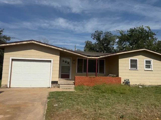 Single Family Residence For Rent in Taylor County , 2158 Lowden Street, Abilene, Texas 79603, 2 Bedroom, 1 Bathroom, 1 Garage spaces, 1,154 Sqft, built in 1956, mls#21401294, Real Estate Agent in Abilene, Homes For Rent in Taylor county, Homes For Rent in Abilene, Realtor in Abilene Texas, Real Estate Brokerage Independent Realty Texas, Luminita Cordes Realtor