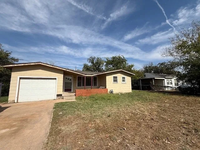 Single Family Residence For Rent in Taylor County , 2158 Lowden Street, Abilene, Texas 79603, 2 Bedroom, 1 Bathroom, 1 Garage spaces, 1,154 Sqft, built in 1956, mls#21401294, Real Estate Agent in Abilene, Homes For Rent in Taylor county, Homes For Rent in Abilene, Realtor in Abilene Texas, Real Estate Brokerage Independent Realty Texas, Luminita Cordes Realtor
