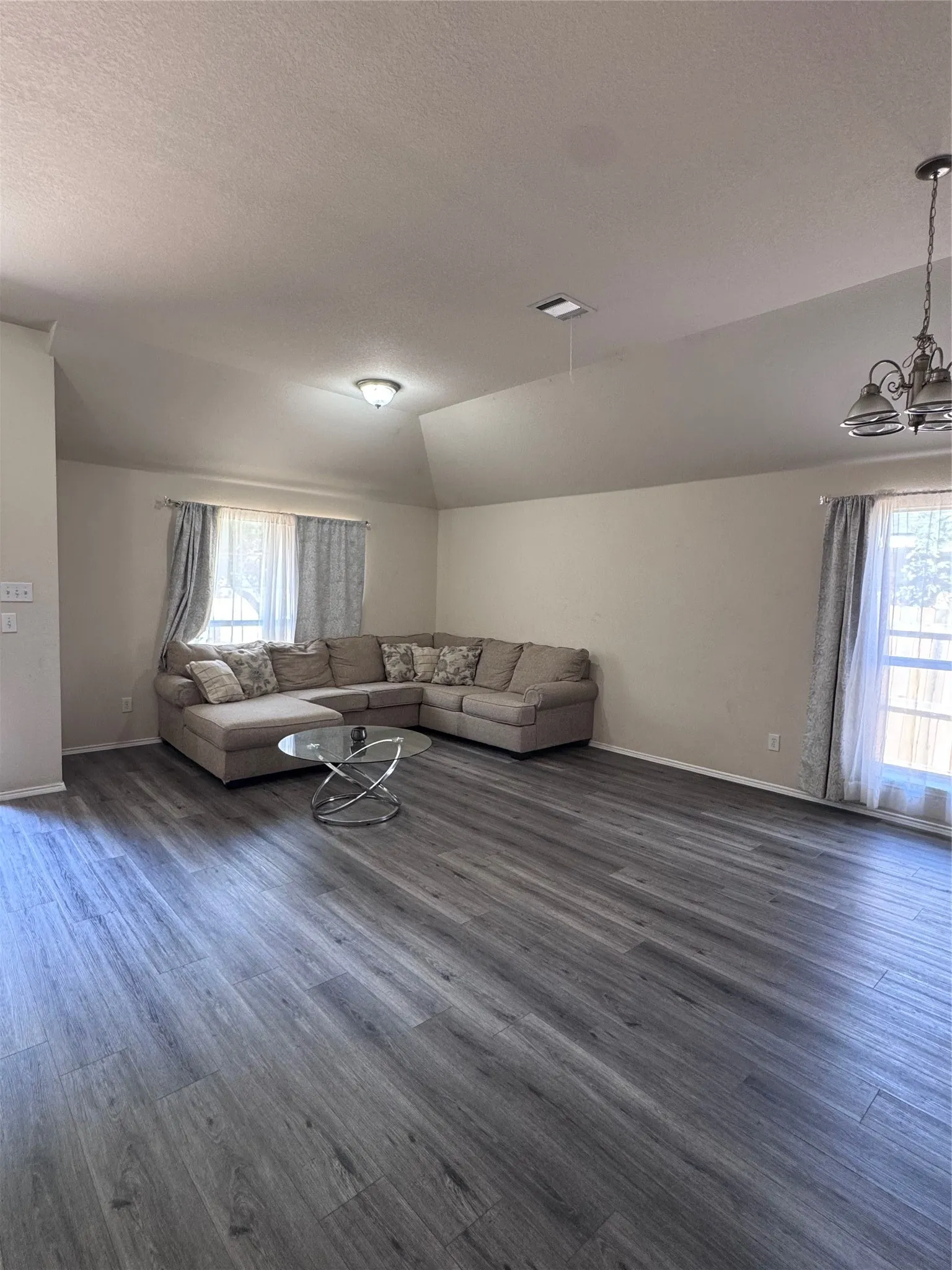 Single Family Residence For Rent in Dallas County , 6812 Wilhelmina Drive, Dallas, Texas 75237, 4 Bedroom, 2 Bathroom, 2 Garage spaces, 2,243 Sqft, built in 2006, mls#21397036, Real Estate Agent in Dallas, Homes For Rent in Dallas county, Homes For Rent in Dallas, Realtor in Dallas Texas, Real Estate Brokerage Independent Realty Texas, Luminita Cordes Realtor