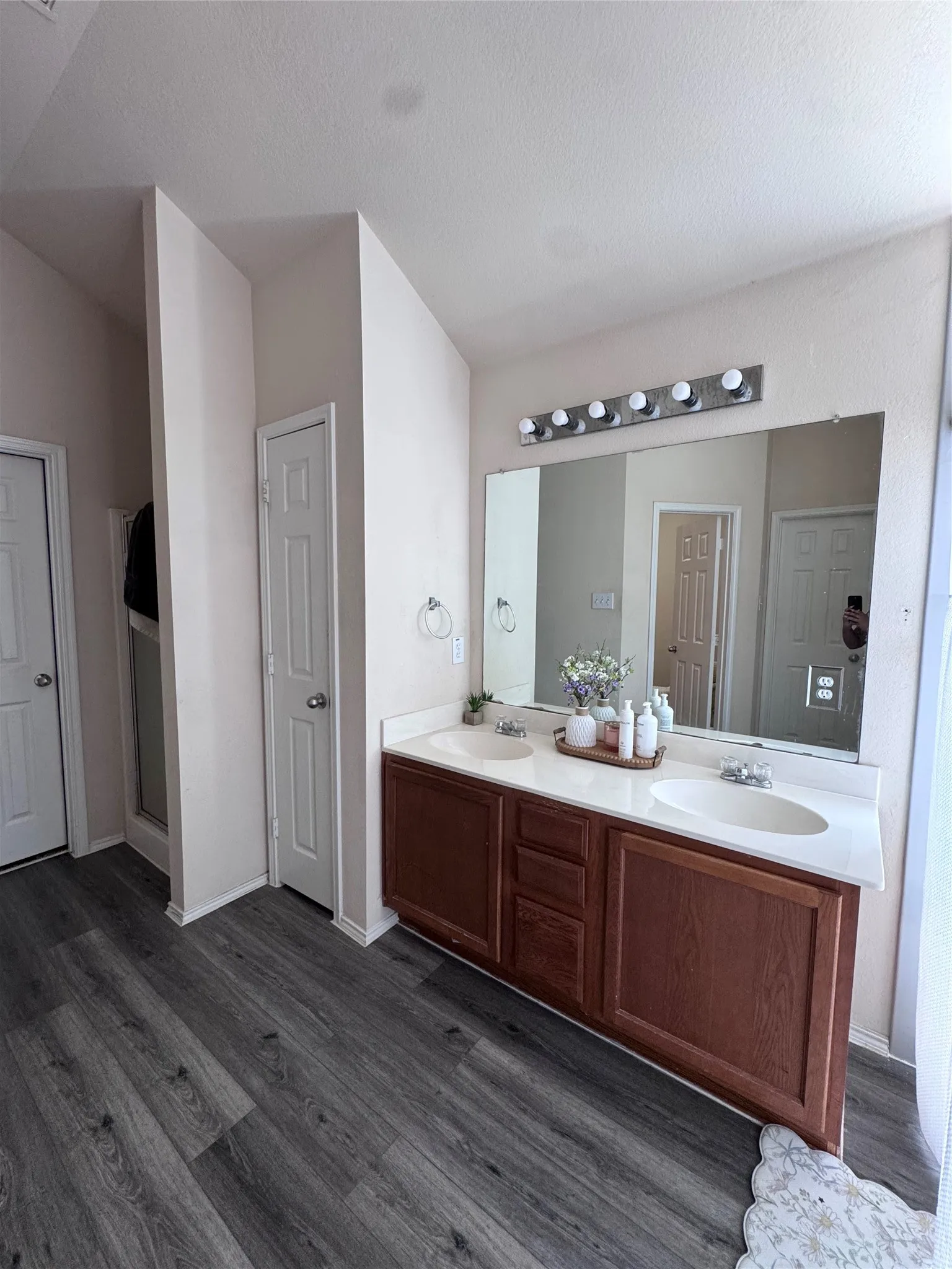 Single Family Residence For Rent in Dallas County , 6812 Wilhelmina Drive, Dallas, Texas 75237, 4 Bedroom, 2 Bathroom, 2 Garage spaces, 2,243 Sqft, built in 2006, mls#21397036, Real Estate Agent in Dallas, Homes For Rent in Dallas county, Homes For Rent in Dallas, Realtor in Dallas Texas, Real Estate Brokerage Independent Realty Texas, Luminita Cordes Realtor
