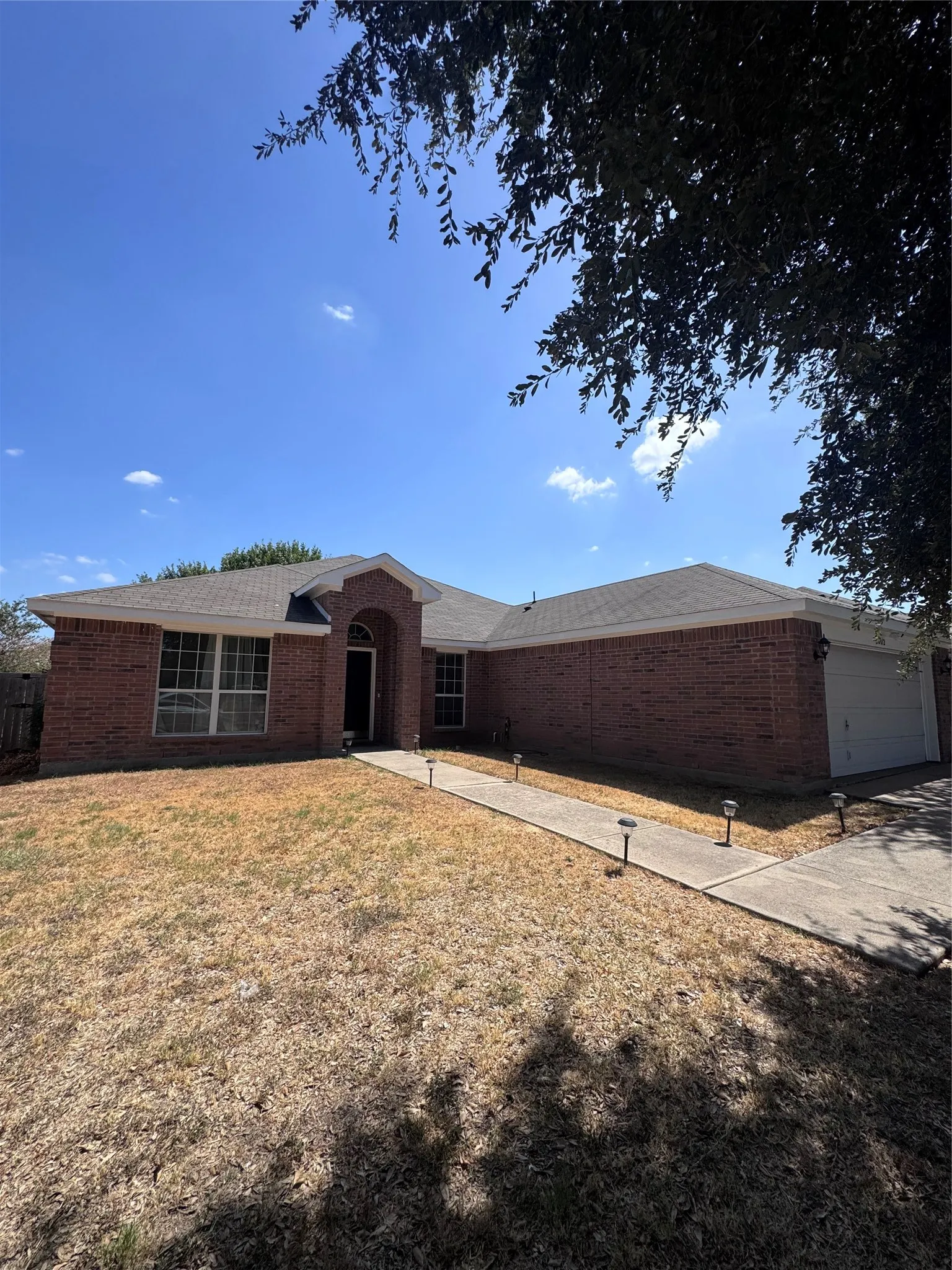 Single Family Residence For Rent in Dallas County , 6812 Wilhelmina Drive, Dallas, Texas 75237, 4 Bedroom, 2 Bathroom, 2 Garage spaces, 2,243 Sqft, built in 2006, mls#21397036, Real Estate Agent in Dallas, Homes For Rent in Dallas county, Homes For Rent in Dallas, Realtor in Dallas Texas, Real Estate Brokerage Independent Realty Texas, Luminita Cordes Realtor