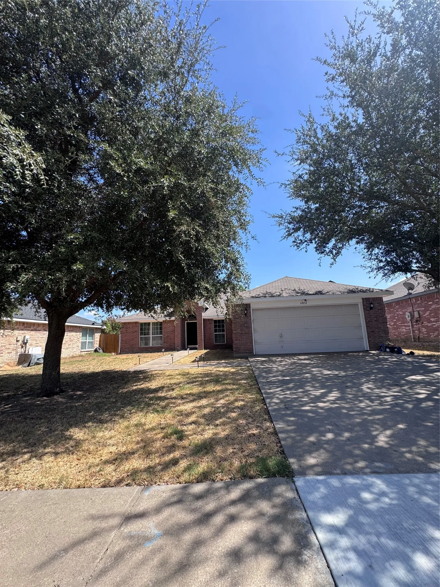 Single Family Residence For Rent in Dallas County , 6812 Wilhelmina Drive, Dallas, Texas 75237, 4 Bedroom, 2 Bathroom, 2 Garage spaces, 2,243 Sqft, built in 2006, mls#21397036, Real Estate Agent in Dallas, Homes For Rent in Dallas county, Homes For Rent in Dallas, Realtor in Dallas Texas, Real Estate Brokerage Independent Realty Texas, Luminita Cordes Realtor