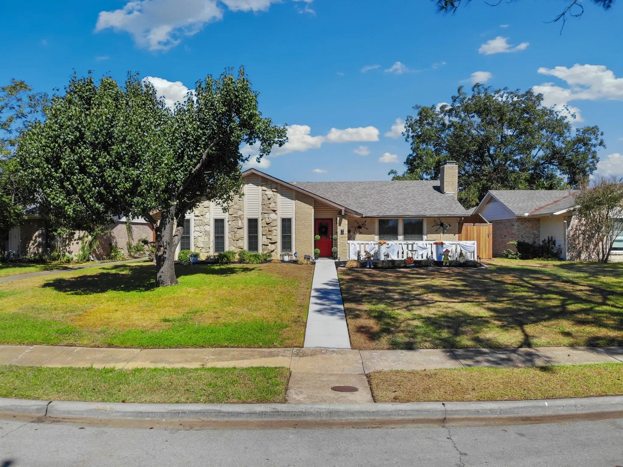 Single Family Residence For Sale in Dallas County , 2217 Homestead Place, Garland, Texas 75044, 3 Bedroom, 2 Bathroom, Garage spaces, 2,076 Sqft, built in 1971, mls#21401301, Real Estate Agent in Garland, Homes For Sale in Dallas county, Homes For Sale in Garland, Realtor in Garland Texas, Real Estate Brokerage Independent Realty Texas, Luminita Cordes Realtor