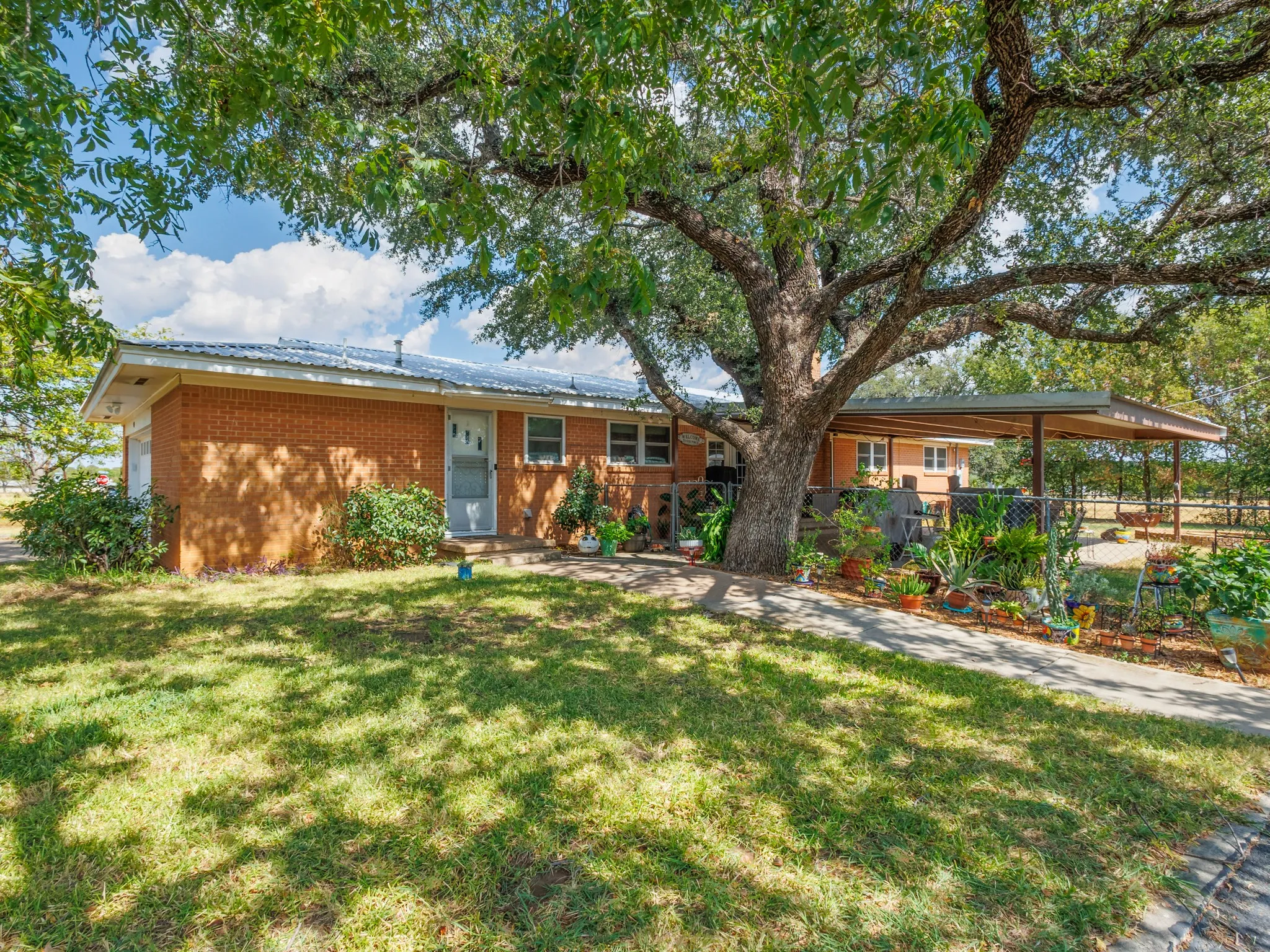 Single Family Residence For Sale in Brown County , 601 Garmon Drive, Early, Texas 76802, 3 Bedroom, 3 Bathroom, 2 Garage spaces, 2,128 Sqft, built in 1959, mls#21401233, Real Estate Agent in Early, Homes For Sale in Brown county, Homes For Sale in Early, Realtor in Early Texas, Real Estate Brokerage Independent Realty Texas, Luminita Cordes Realtor