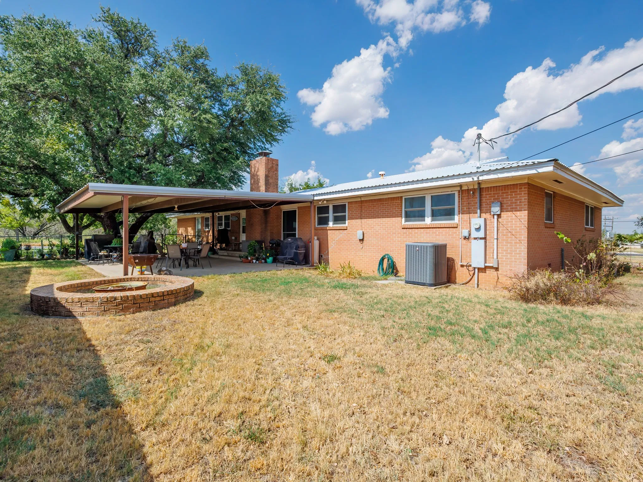 Single Family Residence For Sale in Brown County , 601 Garmon Drive, Early, Texas 76802, 3 Bedroom, 3 Bathroom, 2 Garage spaces, 2,128 Sqft, built in 1959, mls#21401233, Real Estate Agent in Early, Homes For Sale in Brown county, Homes For Sale in Early, Realtor in Early Texas, Real Estate Brokerage Independent Realty Texas, Luminita Cordes Realtor