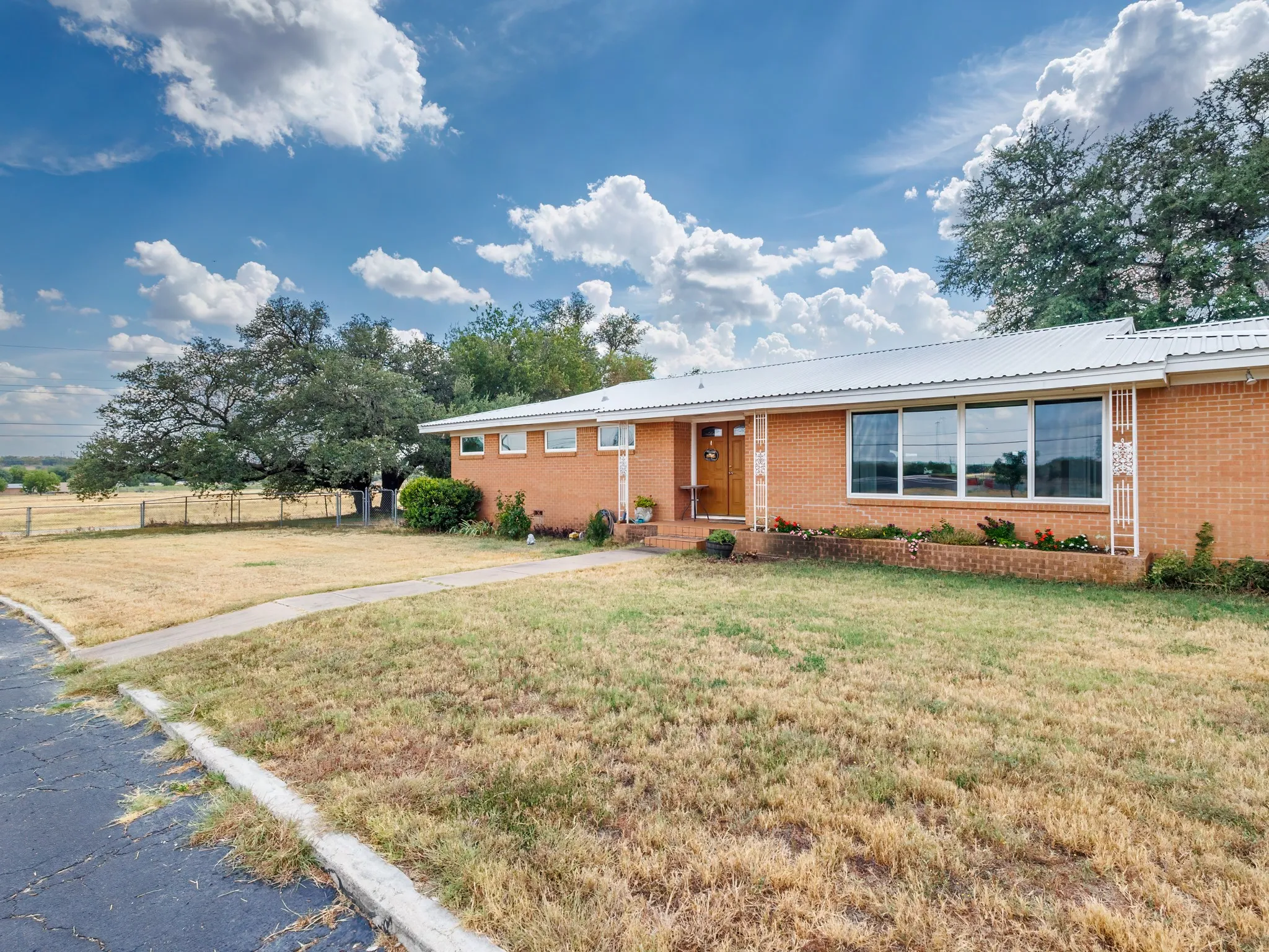 Single Family Residence For Sale in Brown County , 601 Garmon Drive, Early, Texas 76802, 3 Bedroom, 3 Bathroom, 2 Garage spaces, 2,128 Sqft, built in 1959, mls#21401233, Real Estate Agent in Early, Homes For Sale in Brown county, Homes For Sale in Early, Realtor in Early Texas, Real Estate Brokerage Independent Realty Texas, Luminita Cordes Realtor