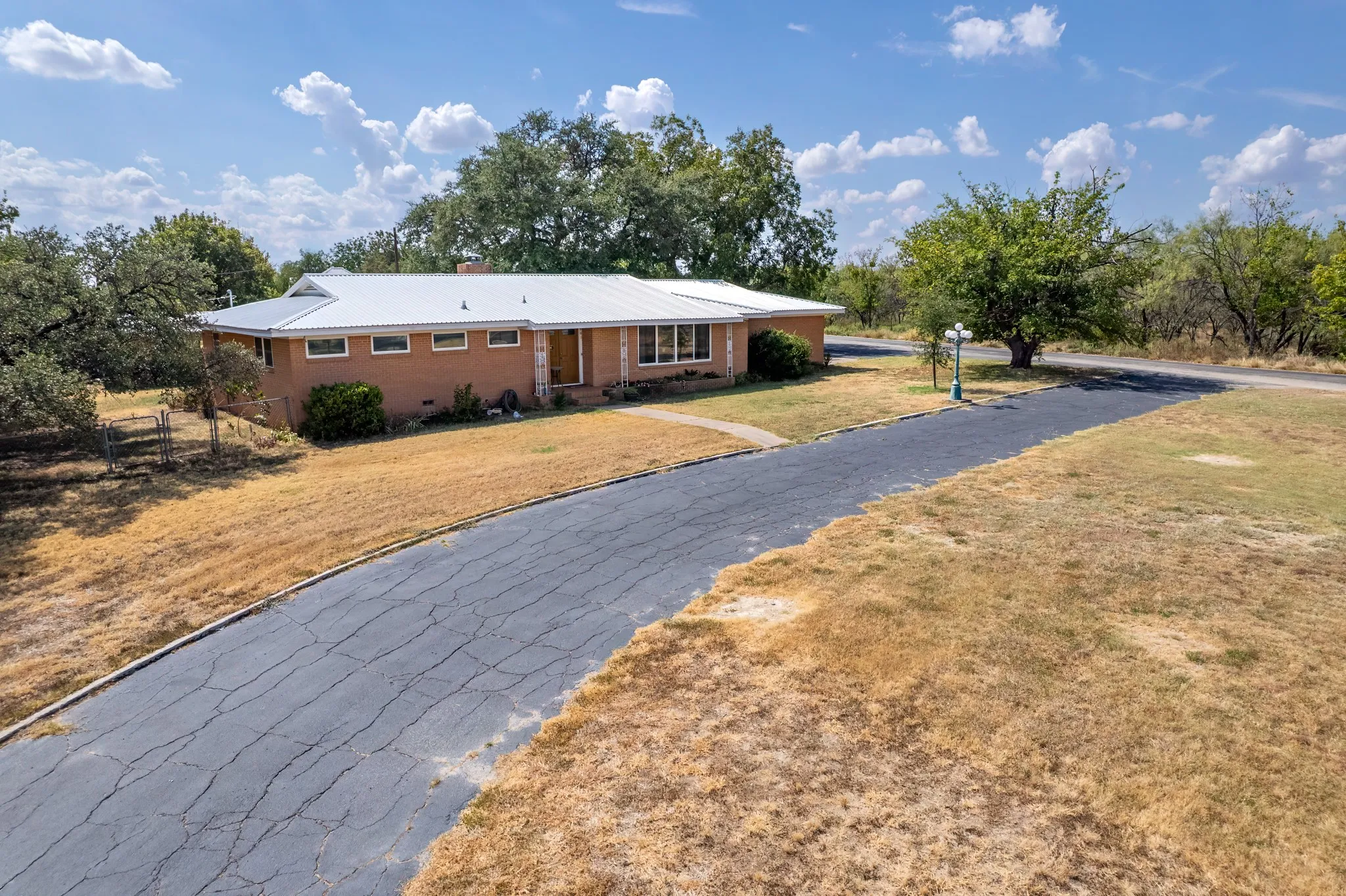 Single Family Residence For Sale in Brown County , 601 Garmon Drive, Early, Texas 76802, 3 Bedroom, 3 Bathroom, 2 Garage spaces, 2,128 Sqft, built in 1959, mls#21401233, Real Estate Agent in Early, Homes For Sale in Brown county, Homes For Sale in Early, Realtor in Early Texas, Real Estate Brokerage Independent Realty Texas, Luminita Cordes Realtor