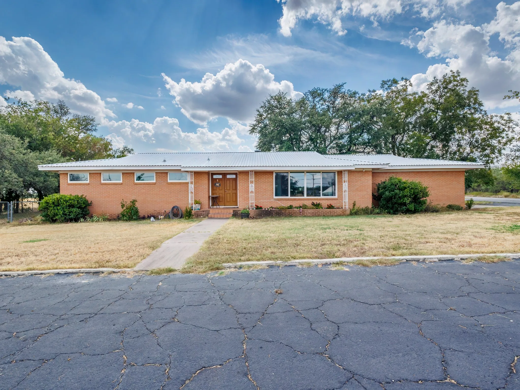 Single Family Residence For Sale in Brown County , 601 Garmon Drive, Early, Texas 76802, 3 Bedroom, 3 Bathroom, 2 Garage spaces, 2,128 Sqft, built in 1959, mls#21401233, Real Estate Agent in Early, Homes For Sale in Brown county, Homes For Sale in Early, Realtor in Early Texas, Real Estate Brokerage Independent Realty Texas, Luminita Cordes Realtor