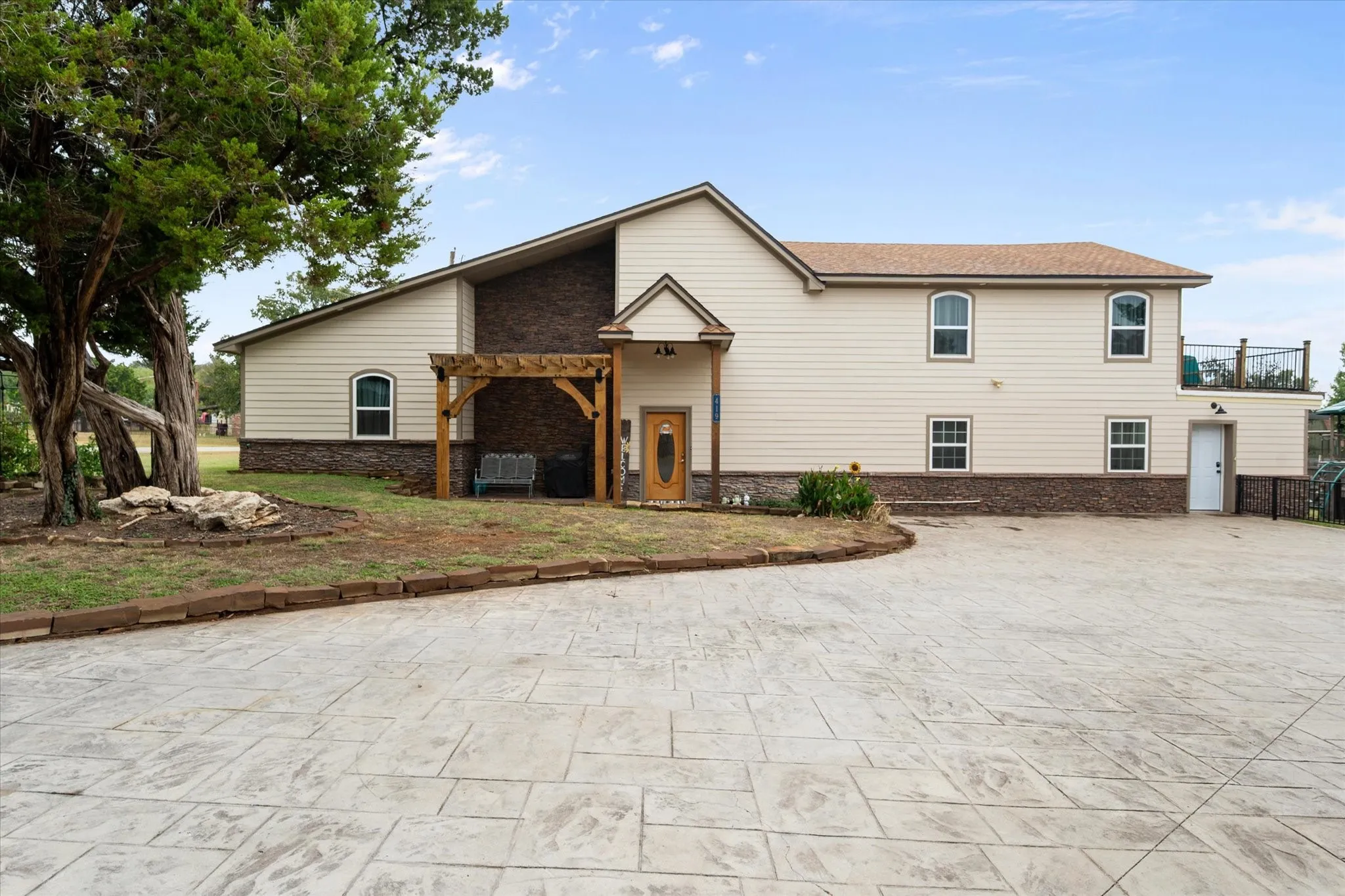 Single Family Residence For Sale in Hood County , 419 Sky Harbour Court, Granbury, Texas 76049, 5 Bedroom, 4 Bathroom, 2 Garage spaces, 3,896 Sqft, built in 1978, mls#21401304, Real Estate Agent in Granbury, Homes For Sale in Hood county, Homes For Sale in Granbury, Realtor in Granbury Texas, Real Estate Brokerage Independent Realty Texas, Luminita Cordes Realtor