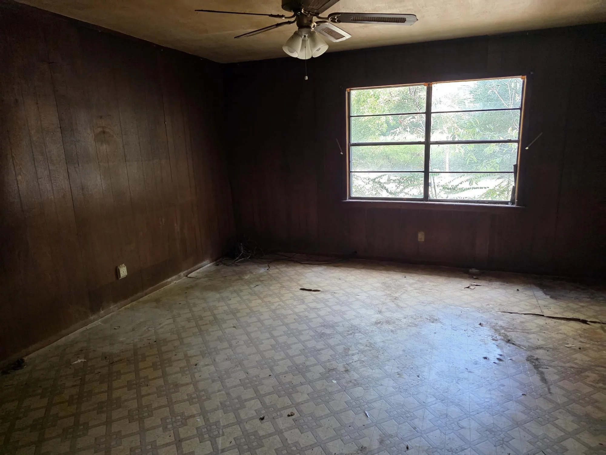 Single Family Residence For Sale in Wood County , 2329 S State Highway 37, Mineola, Texas 75773, 3 Bedroom, 1 Bathroom, Garage spaces, 1,364 Sqft, built in 1970, mls#21401308, Real Estate Agent in Mineola, Homes For Sale in Wood county, Homes For Sale in Mineola, Realtor in Mineola Texas, Real Estate Brokerage Independent Realty Texas, Luminita Cordes Realtor