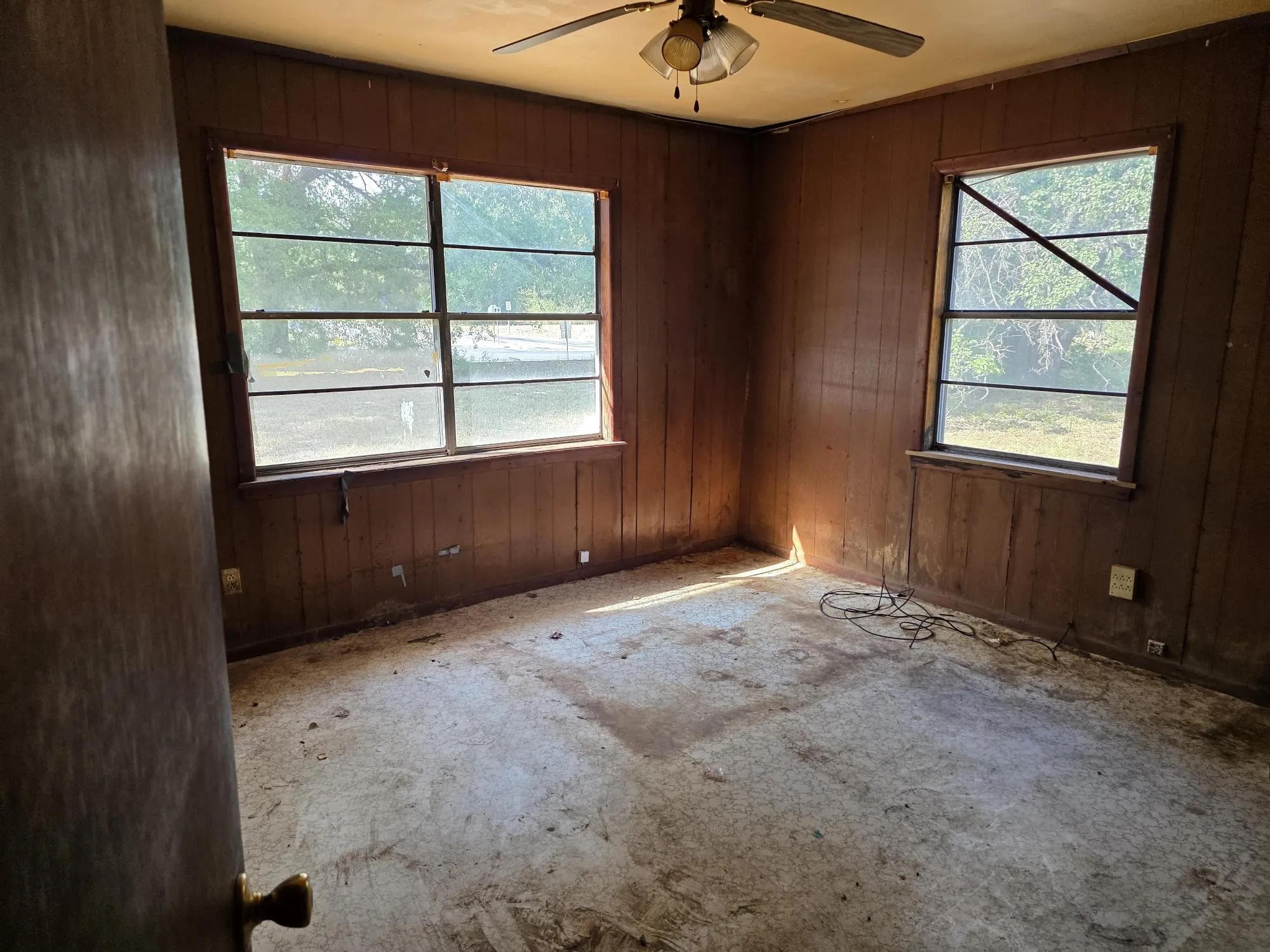 Single Family Residence For Sale in Wood County , 2329 S State Highway 37, Mineola, Texas 75773, 3 Bedroom, 1 Bathroom, Garage spaces, 1,364 Sqft, built in 1970, mls#21401308, Real Estate Agent in Mineola, Homes For Sale in Wood county, Homes For Sale in Mineola, Realtor in Mineola Texas, Real Estate Brokerage Independent Realty Texas, Luminita Cordes Realtor