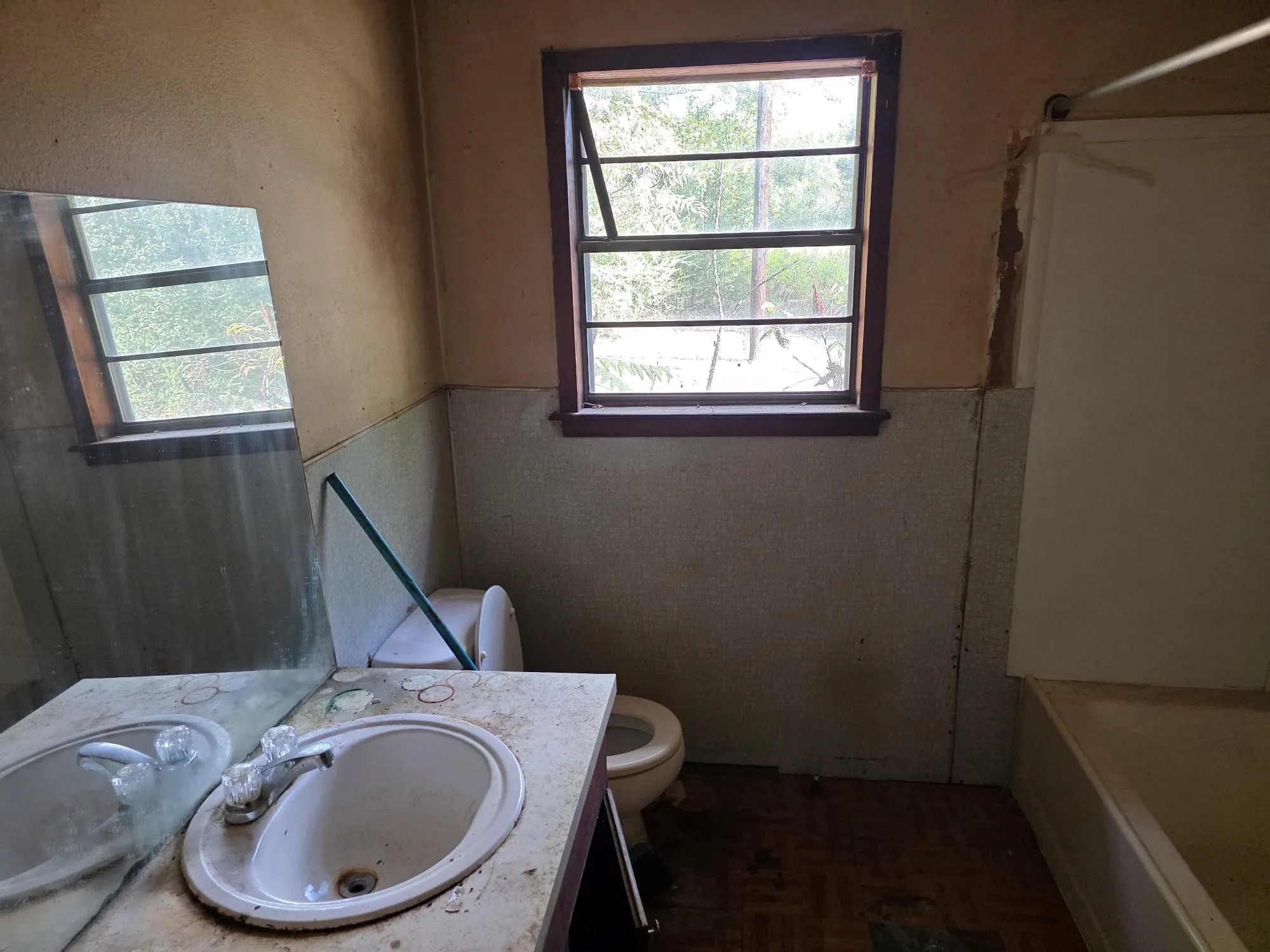 Single Family Residence For Sale in Wood County , 2329 S State Highway 37, Mineola, Texas 75773, 3 Bedroom, 1 Bathroom, Garage spaces, 1,364 Sqft, built in 1970, mls#21401308, Real Estate Agent in Mineola, Homes For Sale in Wood county, Homes For Sale in Mineola, Realtor in Mineola Texas, Real Estate Brokerage Independent Realty Texas, Luminita Cordes Realtor