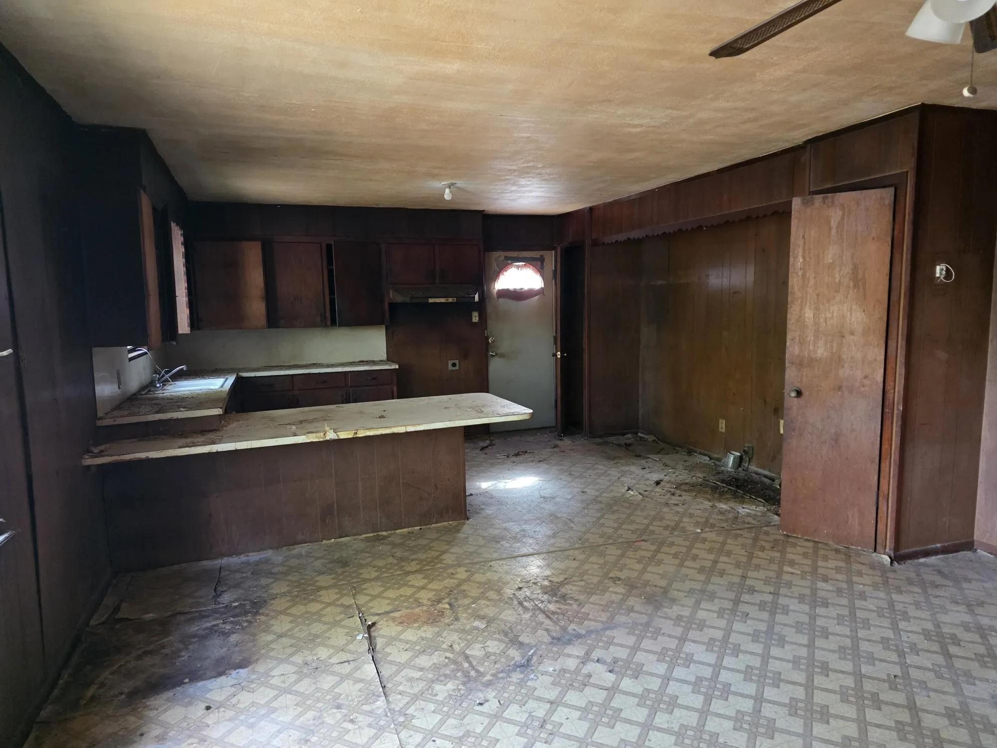 Single Family Residence For Sale in Wood County , 2329 S State Highway 37, Mineola, Texas 75773, 3 Bedroom, 1 Bathroom, Garage spaces, 1,364 Sqft, built in 1970, mls#21401308, Real Estate Agent in Mineola, Homes For Sale in Wood county, Homes For Sale in Mineola, Realtor in Mineola Texas, Real Estate Brokerage Independent Realty Texas, Luminita Cordes Realtor