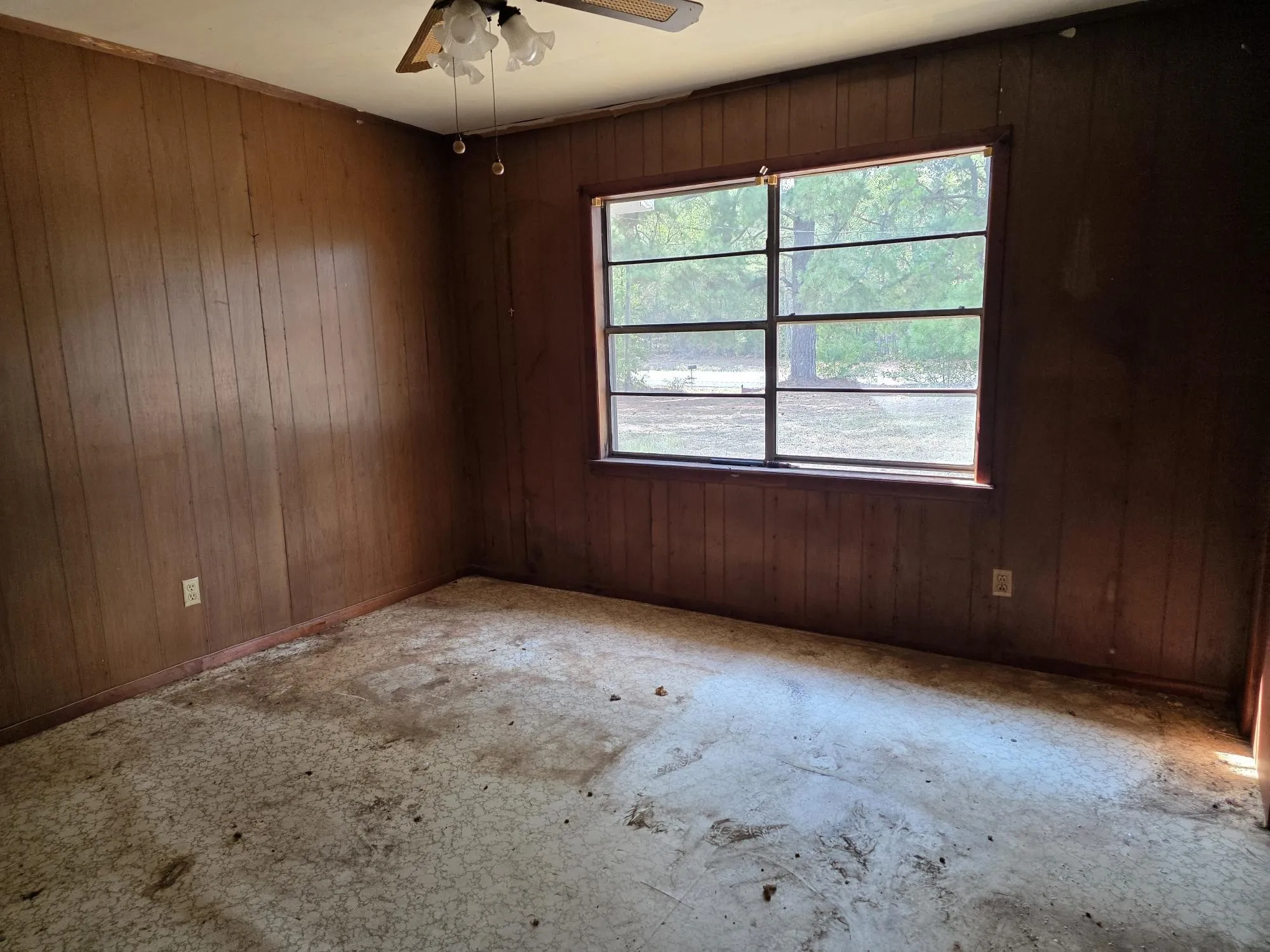 Single Family Residence For Sale in Wood County , 2329 S State Highway 37, Mineola, Texas 75773, 3 Bedroom, 1 Bathroom, Garage spaces, 1,364 Sqft, built in 1970, mls#21401308, Real Estate Agent in Mineola, Homes For Sale in Wood county, Homes For Sale in Mineola, Realtor in Mineola Texas, Real Estate Brokerage Independent Realty Texas, Luminita Cordes Realtor