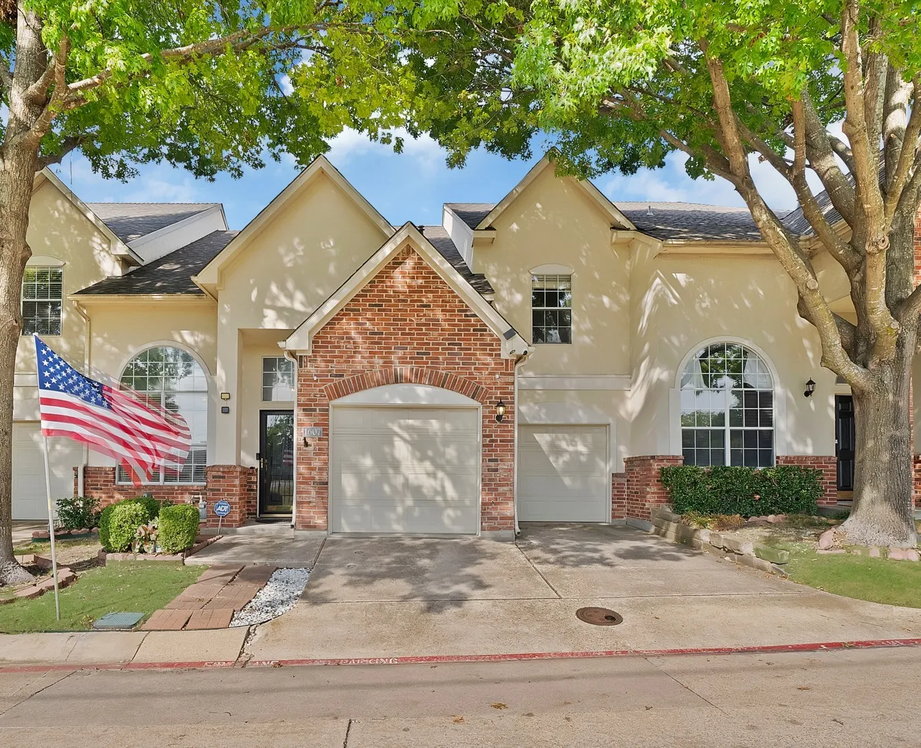 Townhouse For Sale in Dallas County , 1607 Masters Drive, De Soto, Texas 75115, 3 Bedroom, 2 Bathroom, 2 Garage spaces, 1,846 Sqft, built in 1998, mls#21398021, Real Estate Agent in De Soto, Homes For Sale in Dallas county, Homes For Sale in De Soto, Realtor in De Soto Texas, Real Estate Brokerage Independent Realty Texas, Luminita Cordes Realtor