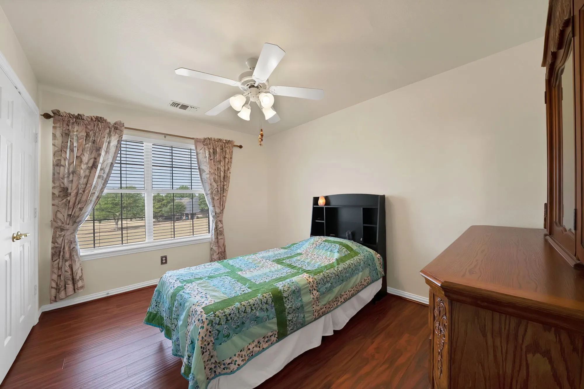Townhouse For Sale in Dallas County , 1607 Masters Drive, De Soto, Texas 75115, 3 Bedroom, 2 Bathroom, 2 Garage spaces, 1,846 Sqft, built in 1998, mls#21398021, Real Estate Agent in De Soto, Homes For Sale in Dallas county, Homes For Sale in De Soto, Realtor in De Soto Texas, Real Estate Brokerage Independent Realty Texas, Luminita Cordes Realtor