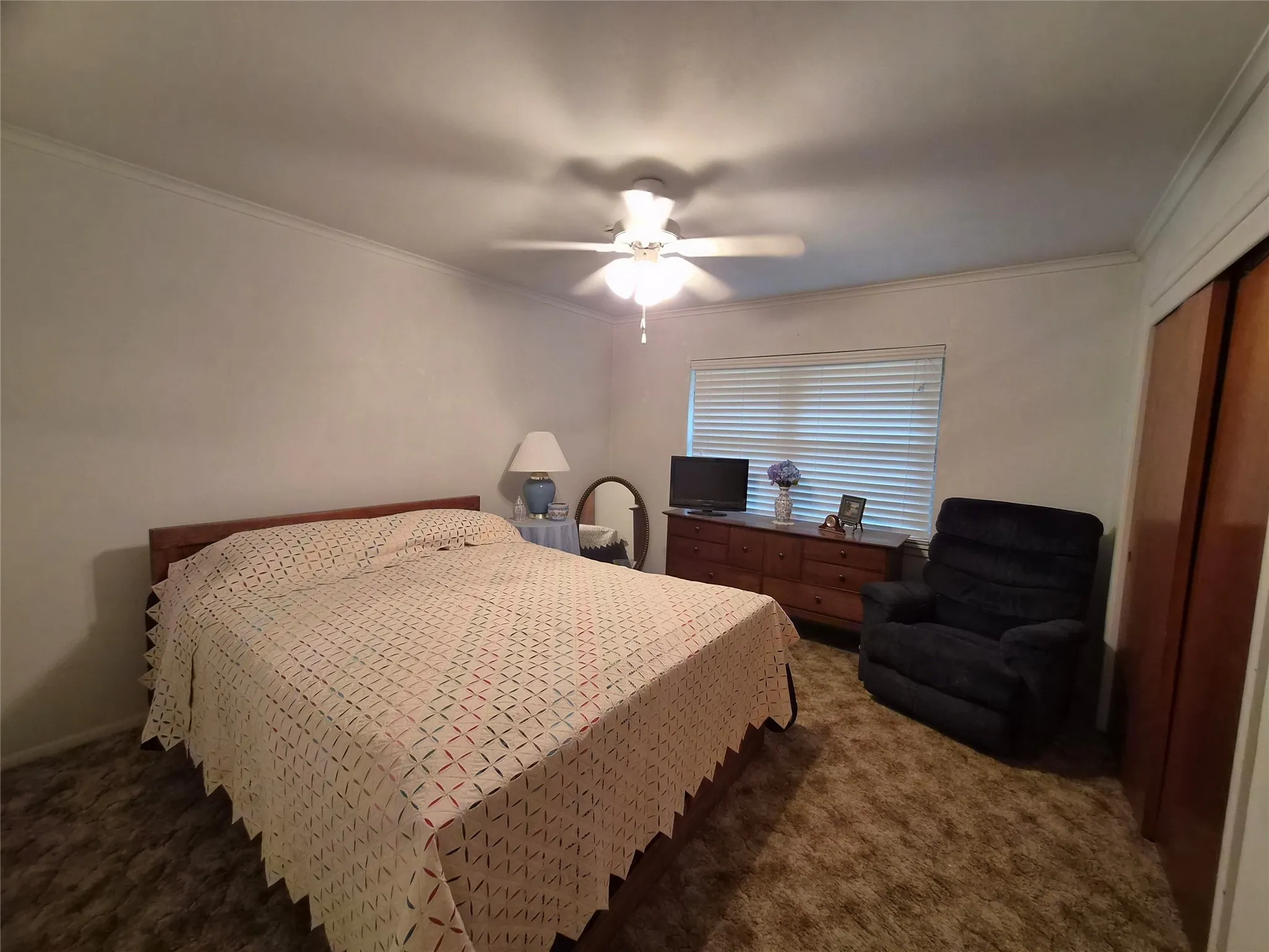 Ceiling fan and walk in closet too.