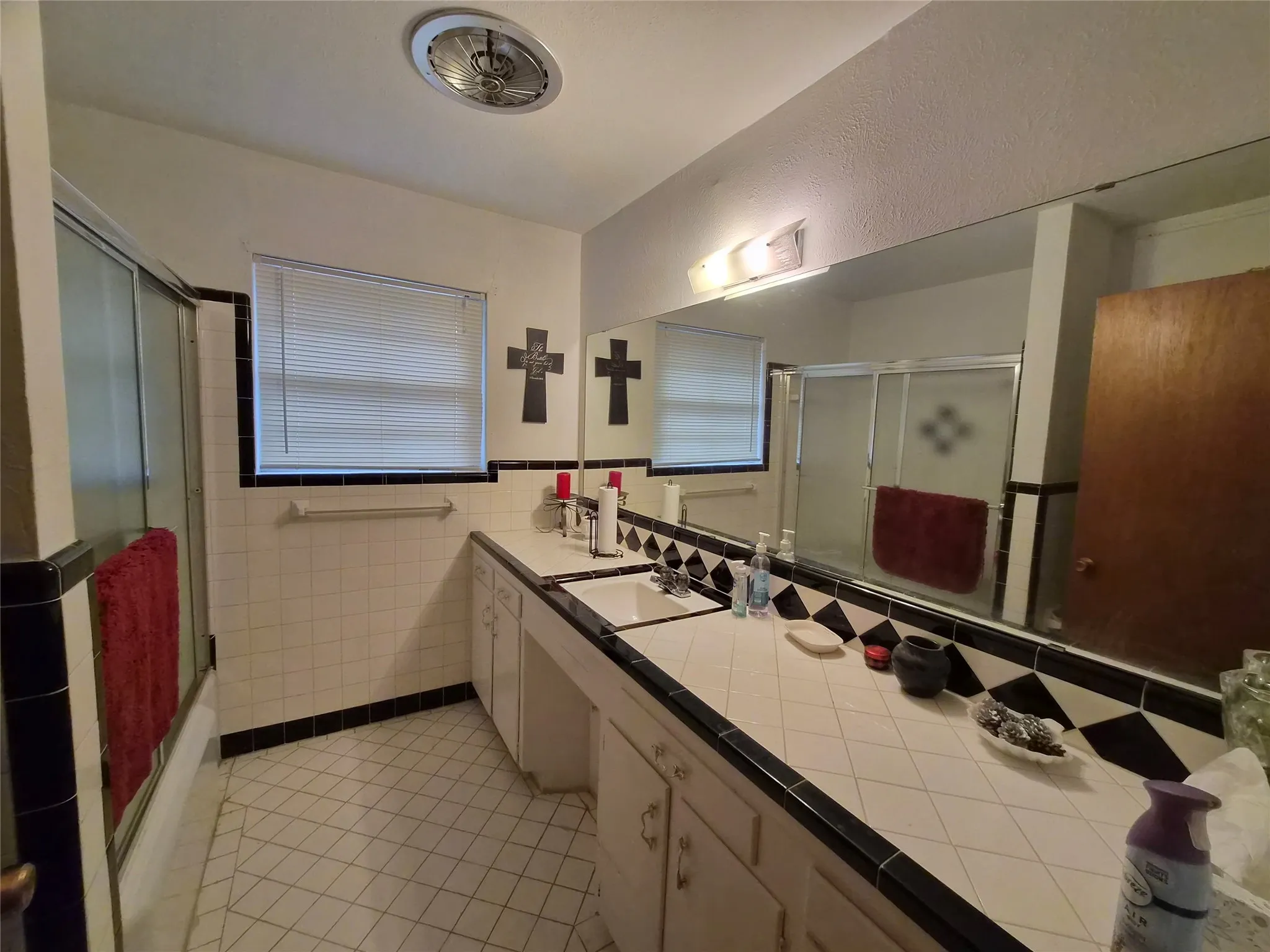Well maintained 1960's tile bathroom.