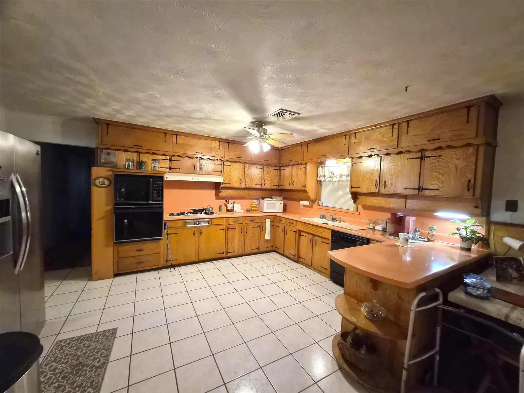 Gas cooktop, plus separate oven and microwave.