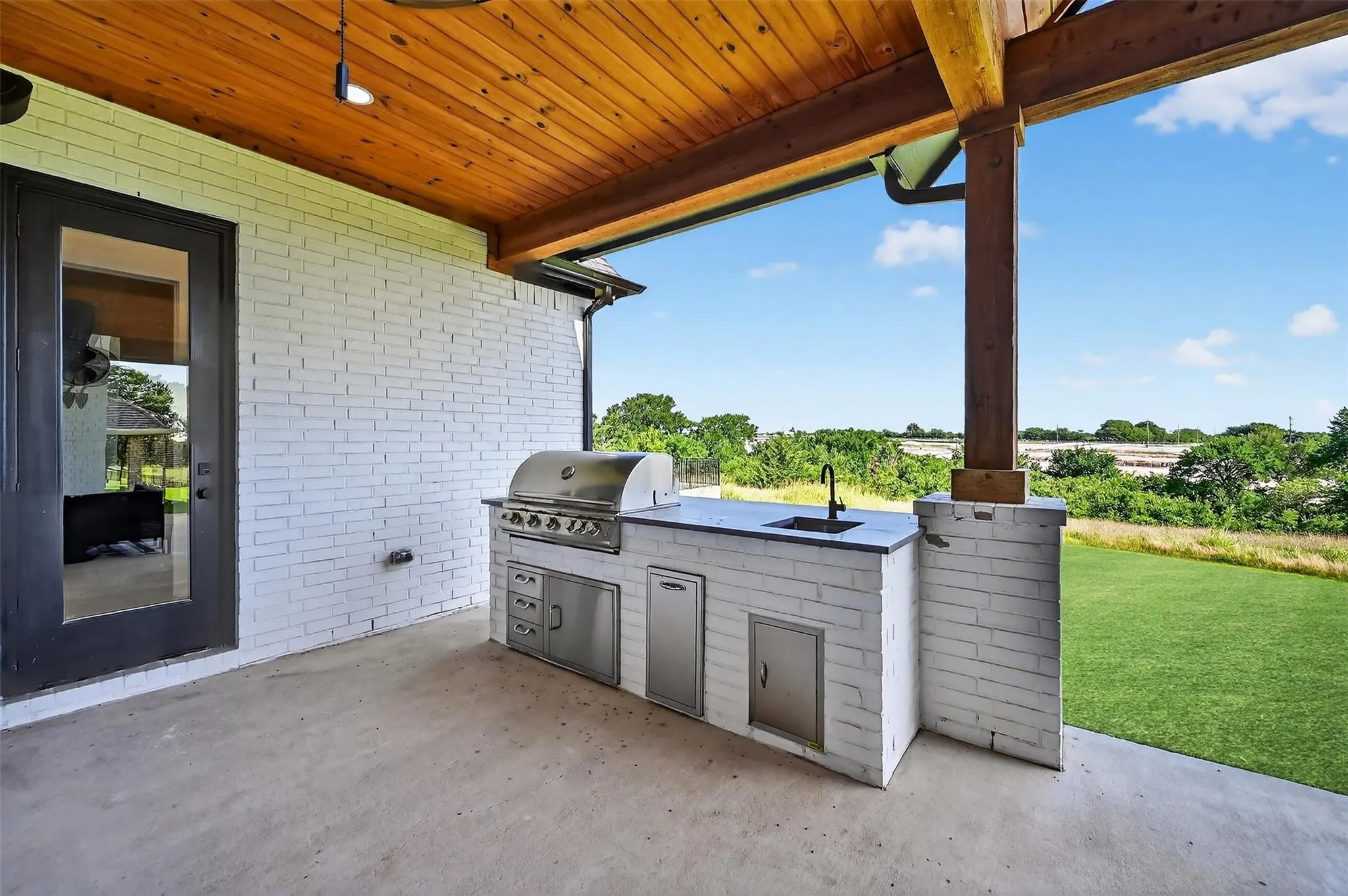 Outdoor kitchen