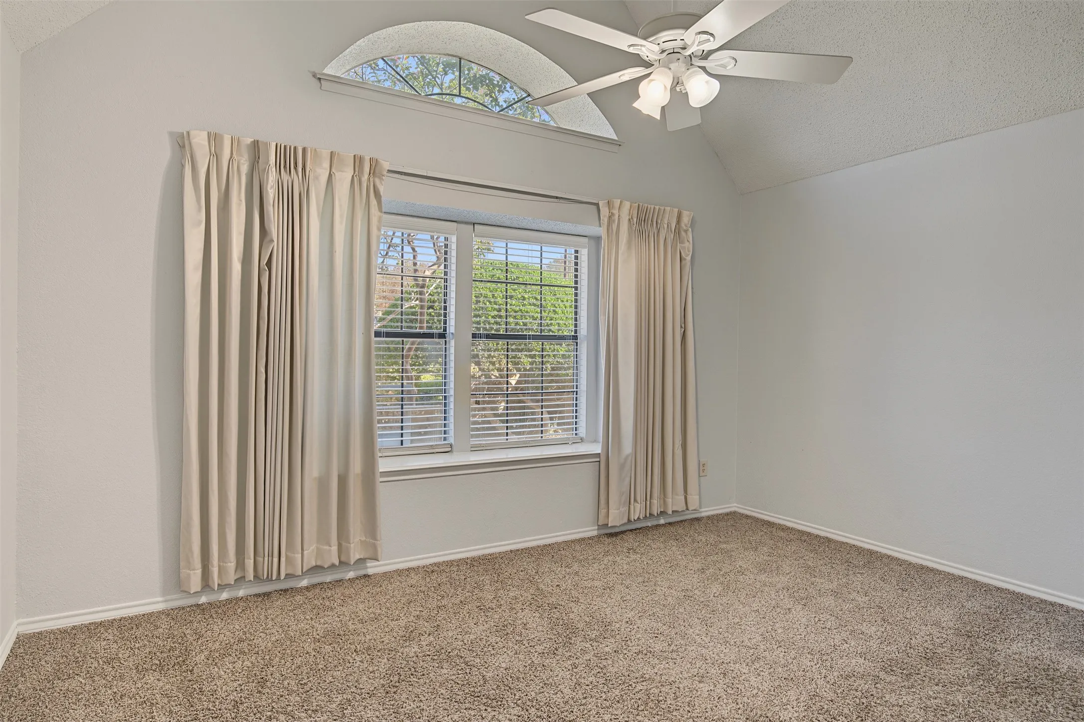 Townhouse For Rent in Dallas County , 2800 Keller Springs Road 1D, Carrollton, Texas 75006, 2 Bedroom, 1 Bathroom, 2 Garage spaces, 980 Sqft, built in 1985, mls#21401318, Real Estate Agent in Carrollton, Homes For Rent in Dallas county, Homes For Rent in Carrollton, Realtor in Carrollton Texas, Real Estate Brokerage Independent Realty Texas, Luminita Cordes Realtor