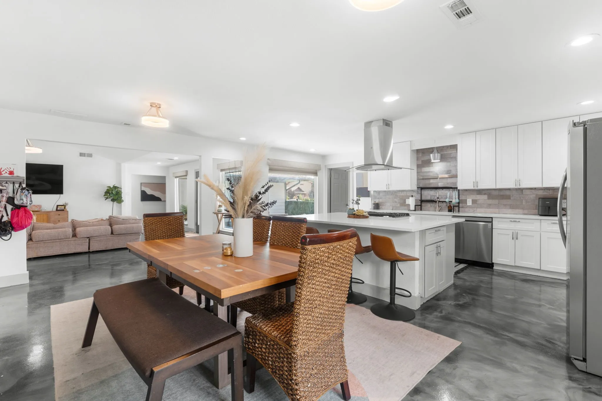 Single Family Residence For Sale in Dallas County , 5029 Mill Run Road, Dallas, Texas 75244, 4 Bedroom, 4 Bathroom, 2 Garage spaces, 2,512 Sqft, built in 1965, mls#21399203, Real Estate Agent in Dallas, Homes For Sale in Dallas county, Homes For Sale in Dallas, Realtor in Dallas Texas, Real Estate Brokerage Independent Realty Texas, Luminita Cordes Realtor