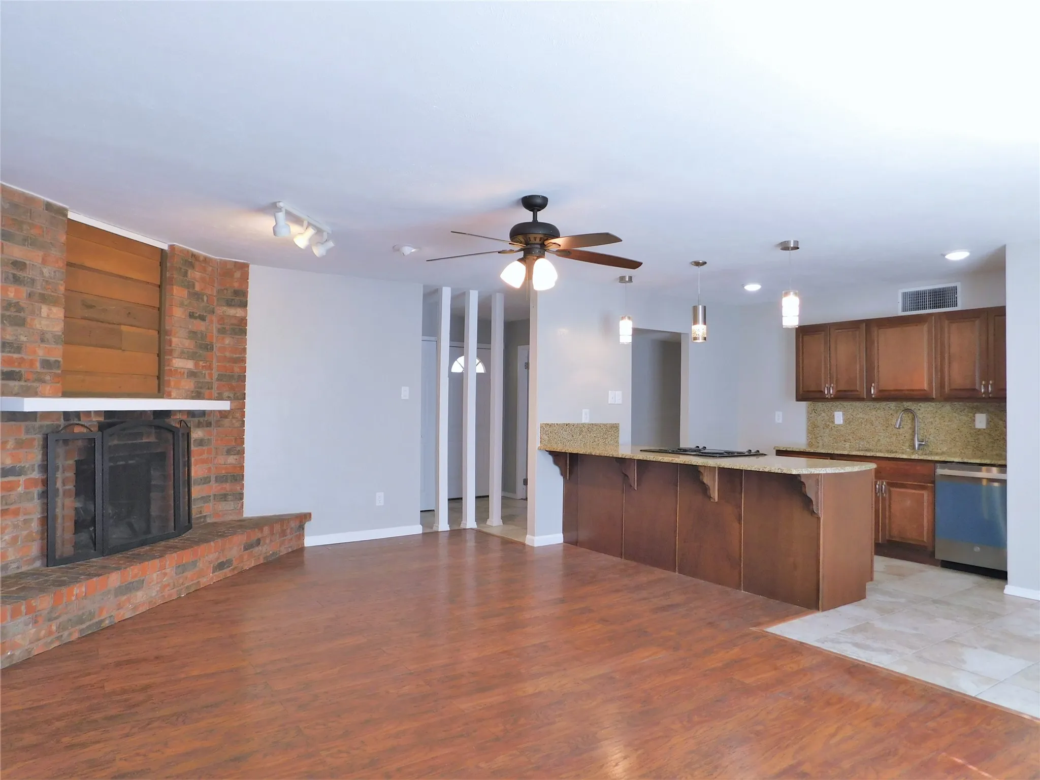 Single Family Residence For Rent in Denton County , 4937 Ward Drive, The Colony, Texas 75056, 3 Bedroom, 2 Bathroom, 1 Garage spaces, 1,249 Sqft, built in 1978, mls#21401314, Real Estate Agent in The Colony, Homes For Rent in Denton county, Homes For Rent in The Colony, Realtor in The Colony Texas, Real Estate Brokerage Independent Realty Texas, Luminita Cordes Realtor