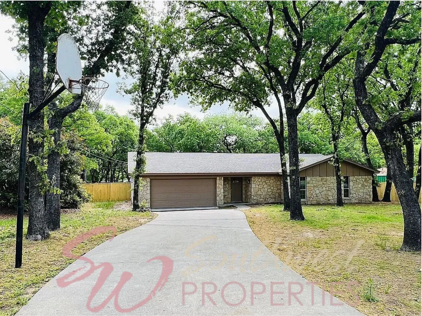 Single Family Residence For Rent in Hood County , 2605 W Highland Drive, Granbury, Texas 76049, 3 Bedroom, 2 Bathroom, 2 Garage spaces, 1,663 Sqft, built in 1977, mls#21401277, Real Estate Agent in Granbury, Homes For Rent in Hood county, Homes For Rent in Granbury, Realtor in Granbury Texas, Real Estate Brokerage Independent Realty Texas, Luminita Cordes Realtor