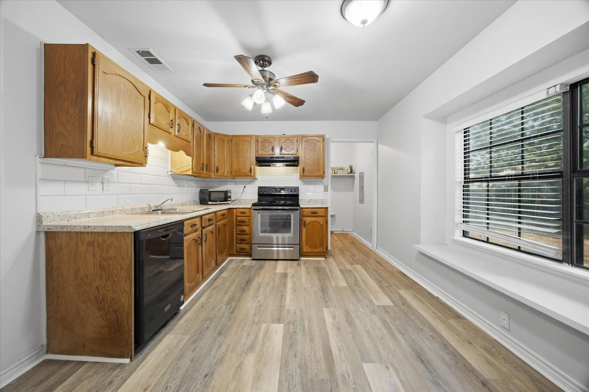 Single Family Residence For Rent in Kaufman County , 414 Carl C Senter Street, Forney, Texas 75126, 3 Bedroom, 2 Bathroom, 2 Garage spaces, 1,419 Sqft, built in 1981, mls#21395831, Real Estate Agent in Forney, Homes For Rent in Kaufman county, Homes For Rent in Forney, Realtor in Forney Texas, Real Estate Brokerage Independent Realty Texas, Luminita Cordes Realtor