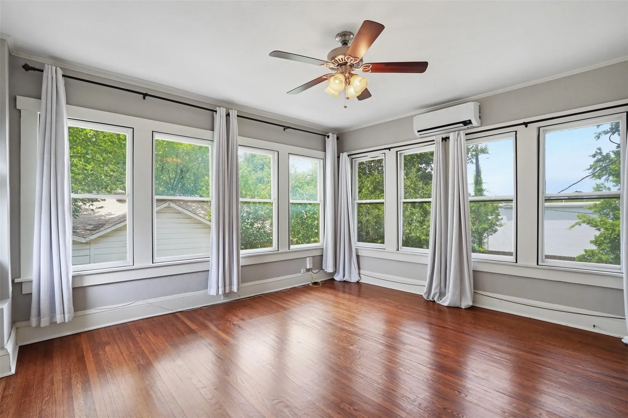 Single Family Residence For Rent in Tarrant County , 2212 Hurley Avenue, Fort Worth, Texas 76110, 4 Bedroom, 2 Bathroom, Garage spaces, 2,498 Sqft, built in 1911, mls#21399884, Real Estate Agent in Fort Worth, Homes For Rent in Tarrant county, Homes For Rent in Fort Worth, Realtor in Fort Worth Texas, Real Estate Brokerage Independent Realty Texas, Luminita Cordes Realtor