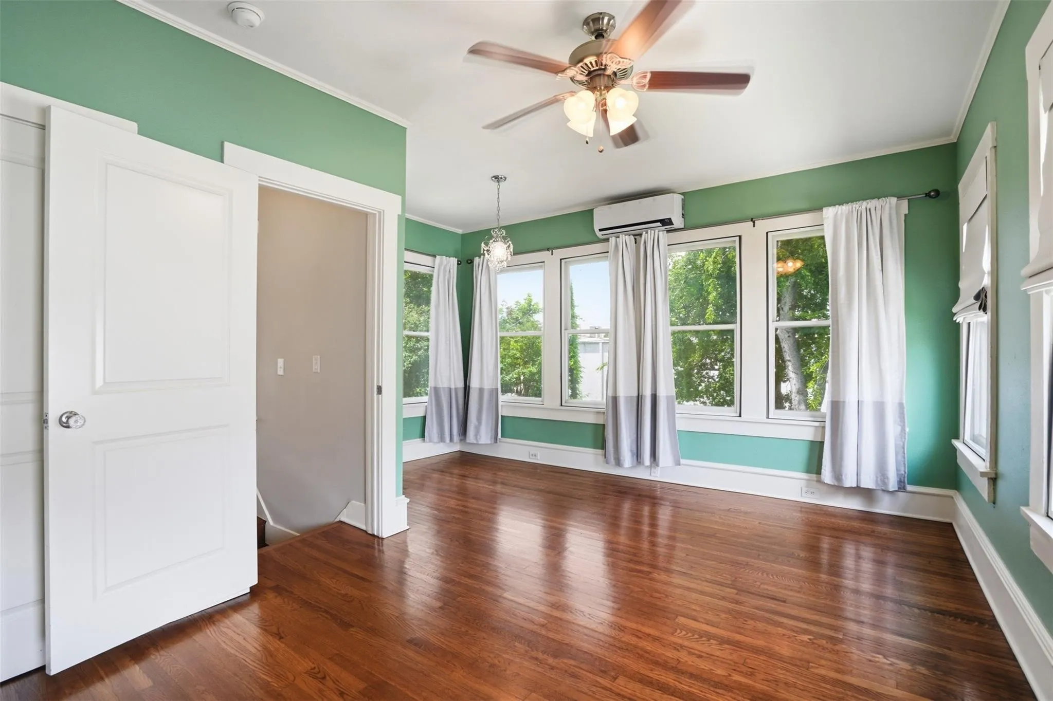 Single Family Residence For Rent in Tarrant County , 2212 Hurley Avenue, Fort Worth, Texas 76110, 4 Bedroom, 2 Bathroom, Garage spaces, 2,498 Sqft, built in 1911, mls#21399884, Real Estate Agent in Fort Worth, Homes For Rent in Tarrant county, Homes For Rent in Fort Worth, Realtor in Fort Worth Texas, Real Estate Brokerage Independent Realty Texas, Luminita Cordes Realtor