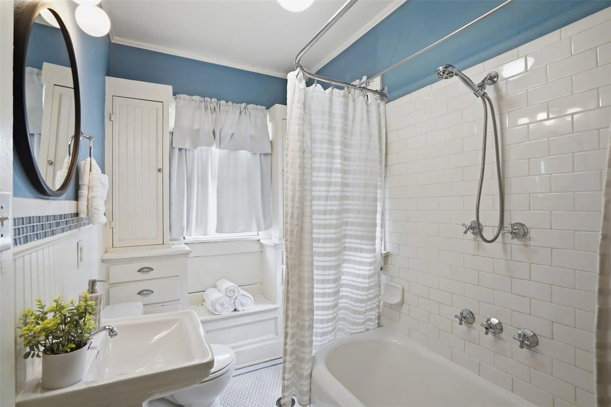 Single Family Residence For Rent in Tarrant County , 2212 Hurley Avenue, Fort Worth, Texas 76110, 4 Bedroom, 2 Bathroom, Garage spaces, 2,498 Sqft, built in 1911, mls#21399884, Real Estate Agent in Fort Worth, Homes For Rent in Tarrant county, Homes For Rent in Fort Worth, Realtor in Fort Worth Texas, Real Estate Brokerage Independent Realty Texas, Luminita Cordes Realtor