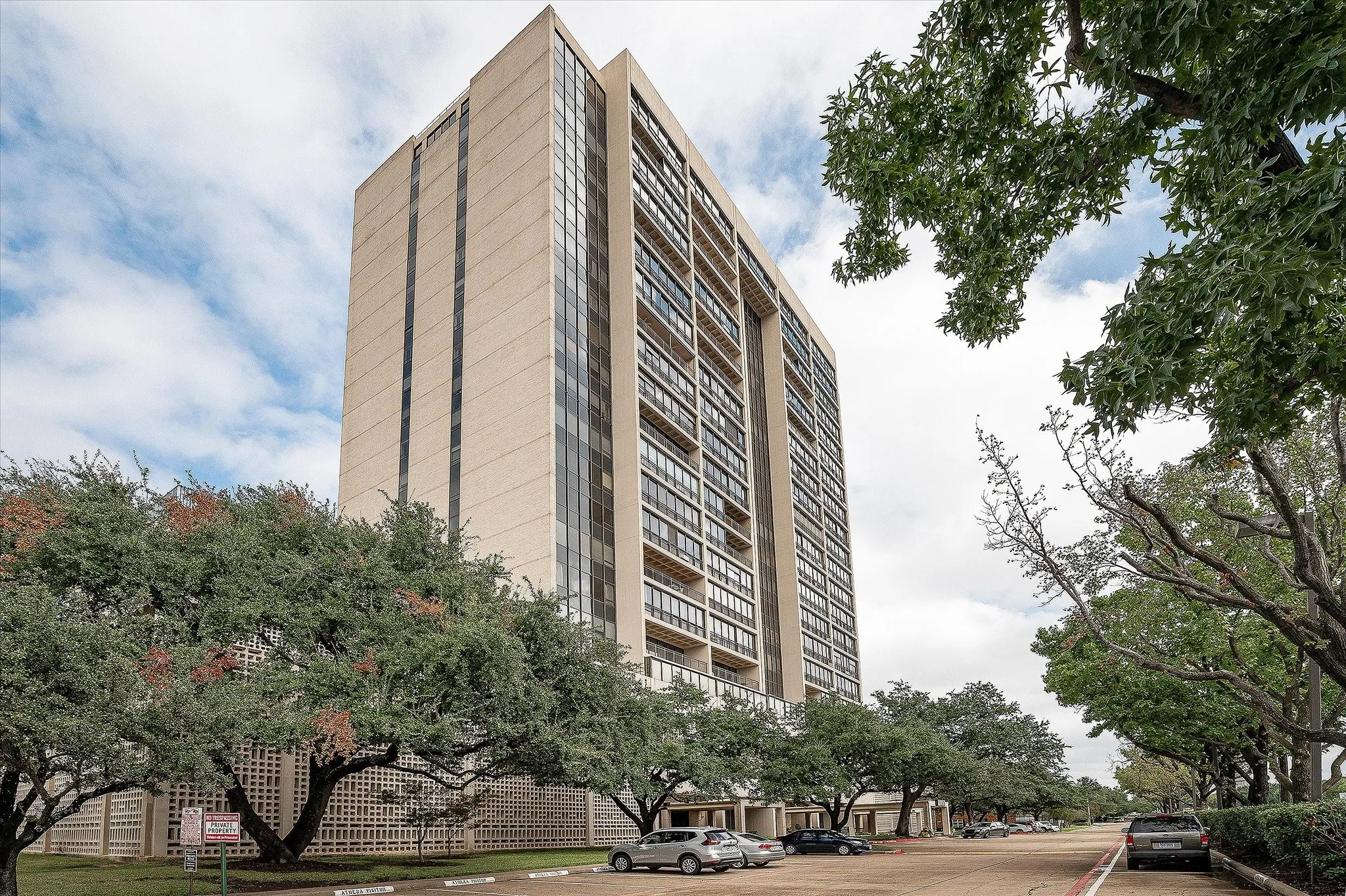 Condominium For Sale in Dallas County , 6335 W Northwest Highway 1117, Dallas, Texas 75225, 2 Bedroom, 3 Bathroom, 1 Garage spaces, 2,126 Sqft, built in 1966, mls#21398398, Real Estate Agent in Dallas, Homes For Sale in Dallas county, Homes For Sale in Dallas, Realtor in Dallas Texas, Real Estate Brokerage Independent Realty Texas, Luminita Cordes Realtor